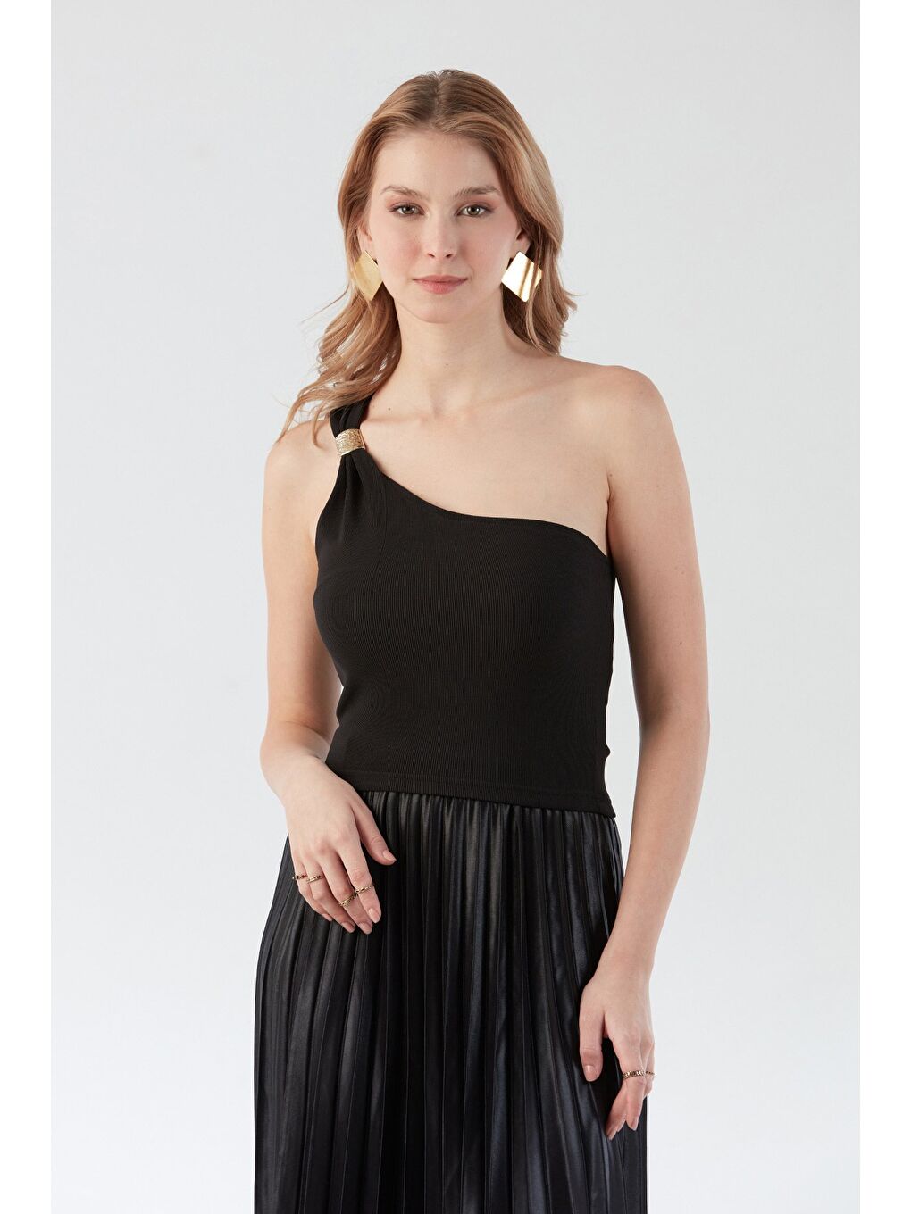 Siyah Fitilli Tek Omuz Toka Detaylı Bluz