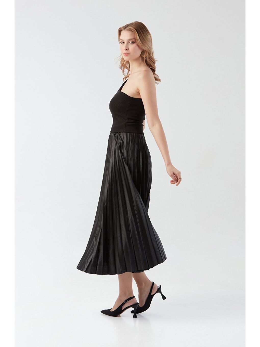 Siyah Fitilli Tek Omuz Toka Detaylı Bluz-1