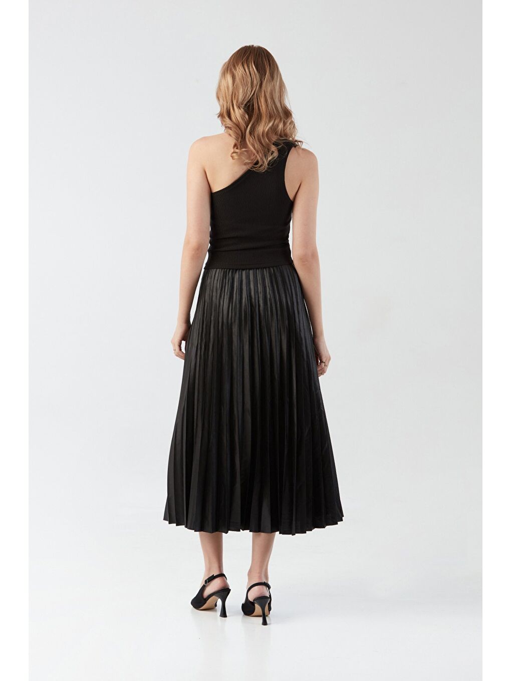 Siyah Fitilli Tek Omuz Toka Detaylı Bluz-2