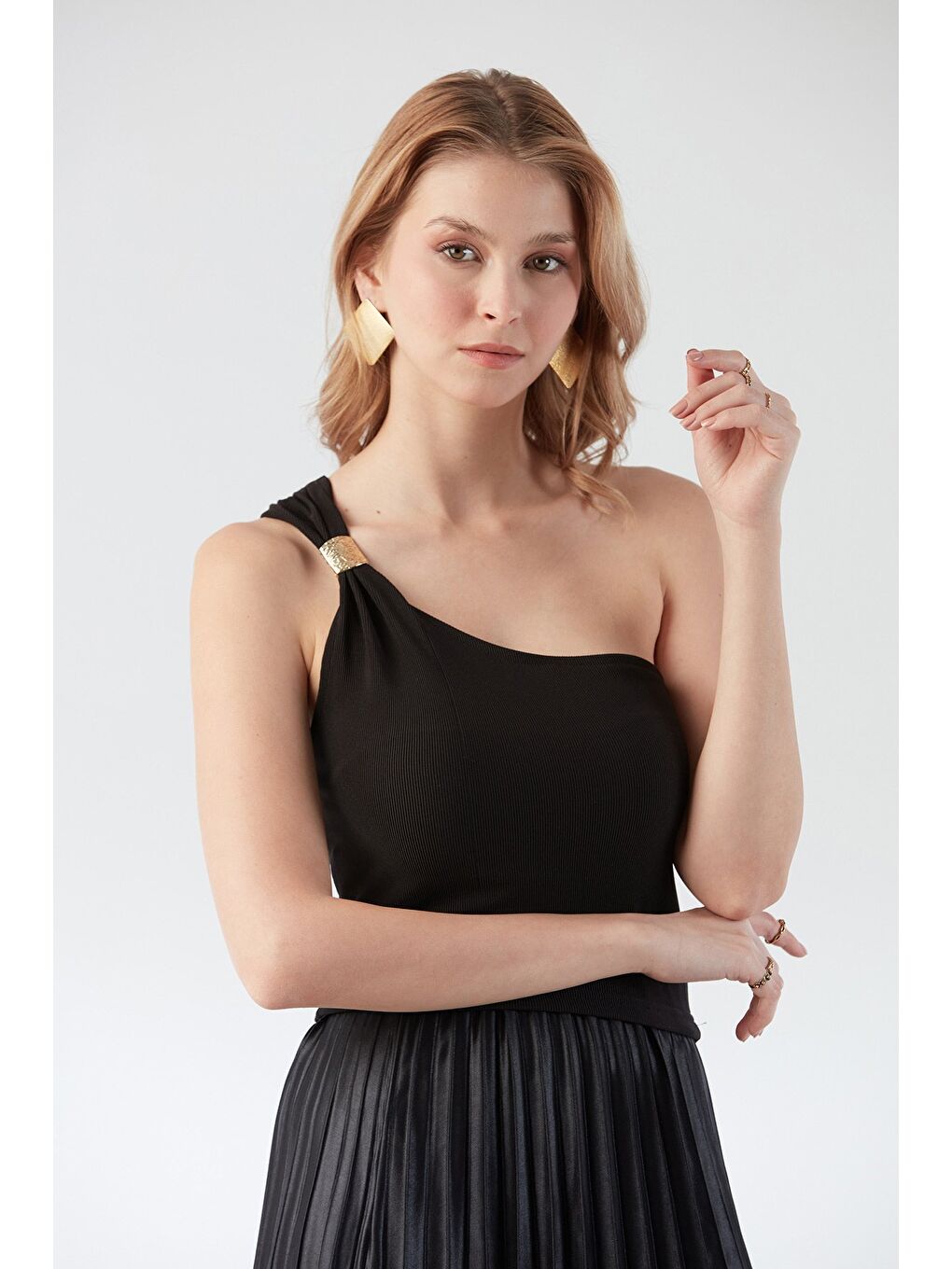 Siyah Fitilli Tek Omuz Toka Detaylı Bluz-3