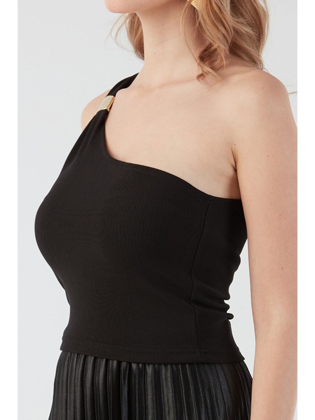 Siyah Fitilli Tek Omuz Toka Detaylı Bluz-4