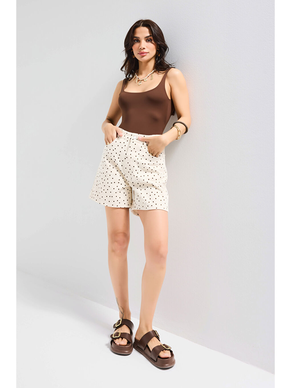 Bej Kadın 7s6 Puantiye Desen Mom Fit Midi Boy Özel Kumaş Denim Şort-5