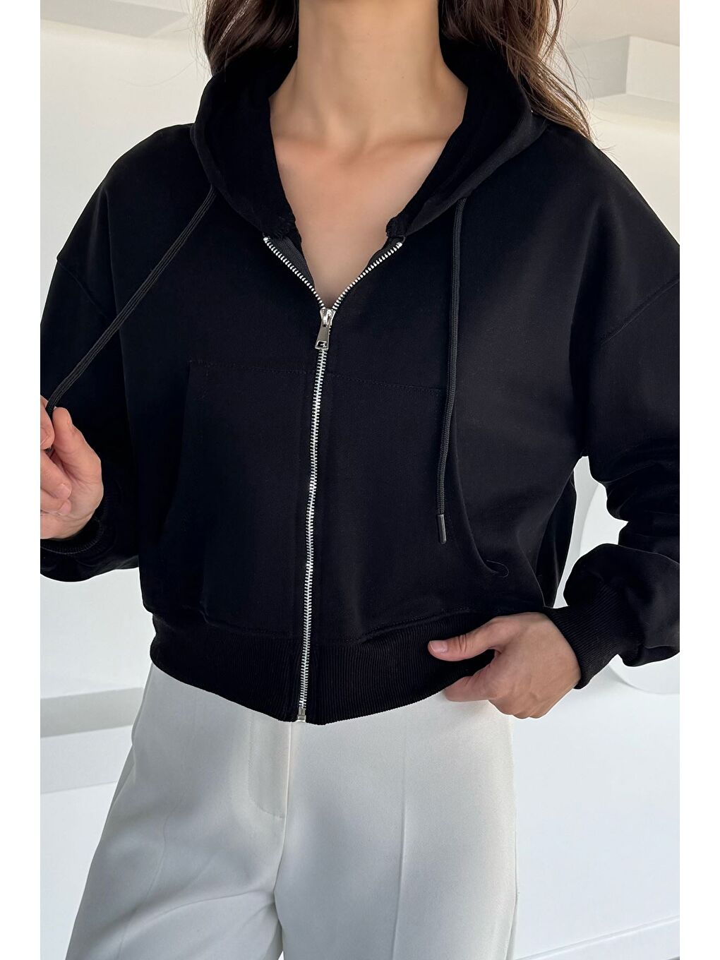 Siyah Kadın Ön Fermuarlı Kapüşonlu Çift Cepli Sweatshirt