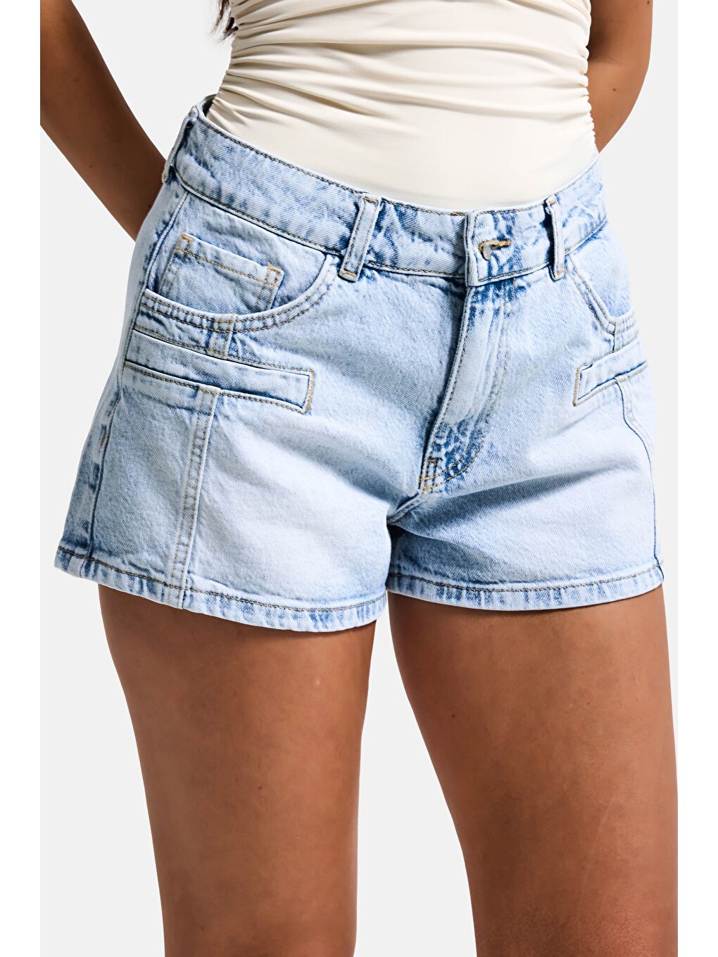 Mavi Kadın Ice Renk 4s6-3 Mom Fit Cep Detaylı Komfort Kumaş Denim Şort-1