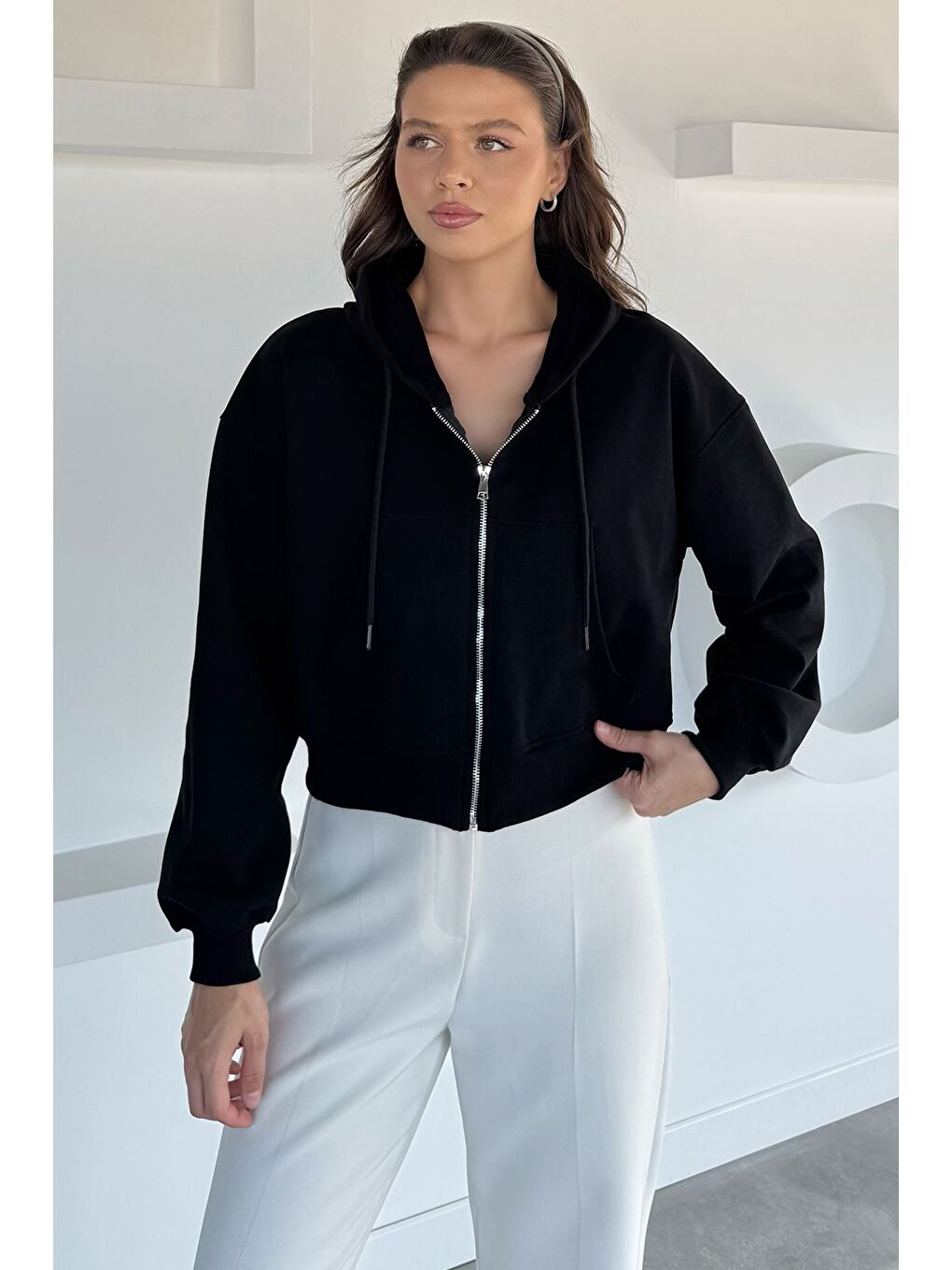 Siyah Kadın Ön Fermuarlı Kapüşonlu Çift Cepli Sweatshirt-1
