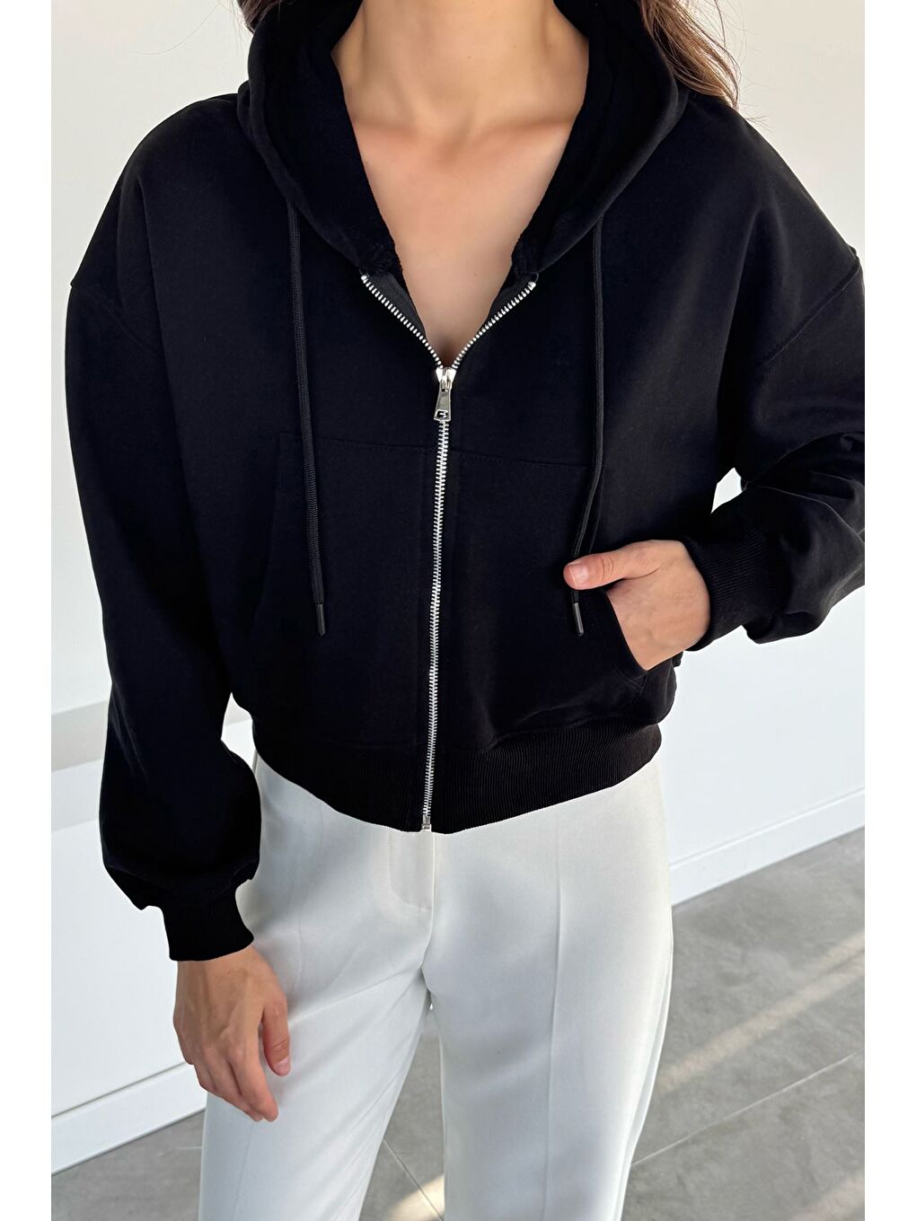 Siyah Kadın Ön Fermuarlı Kapüşonlu Çift Cepli Sweatshirt-2