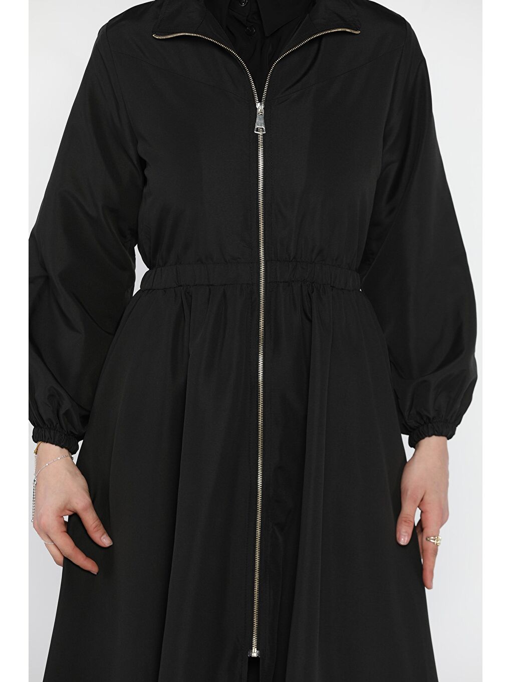 Siyah Kadın Boydan Fermuarlı Bel Lastikli Tesettür Trençkot-9