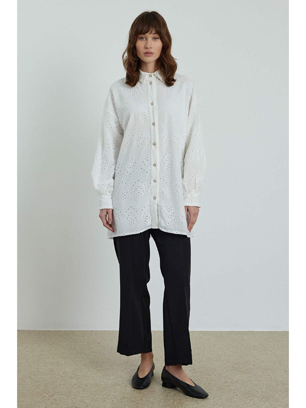 Pile Kol Detaylı Beyaz Brode Gömlek-1