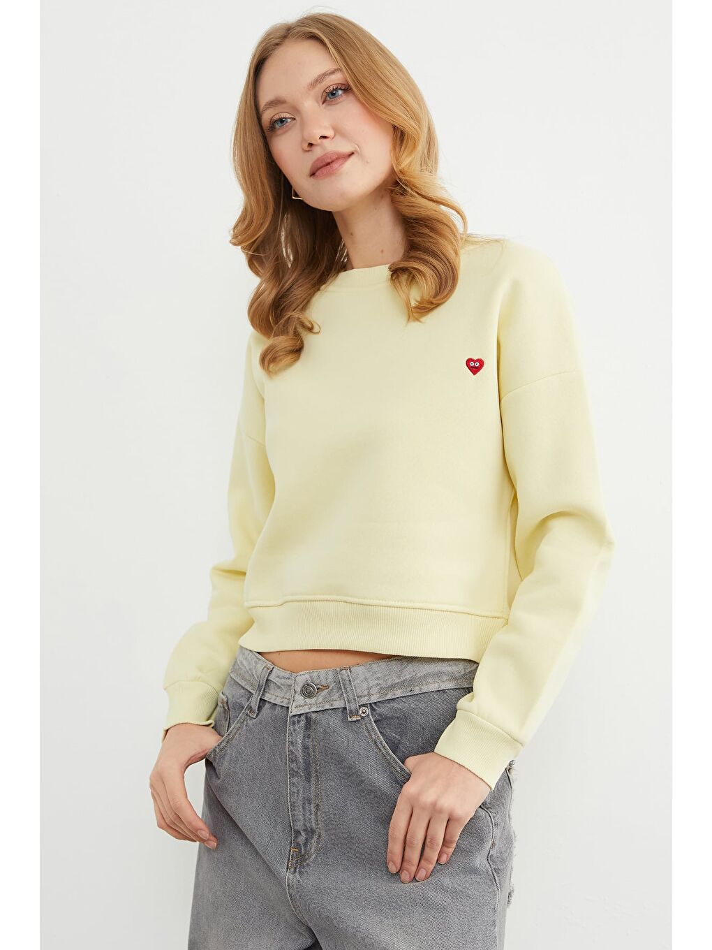 Sarı 3 İplik Kalp Nakışlı Bisiklet Yaka Sweatshirt-4