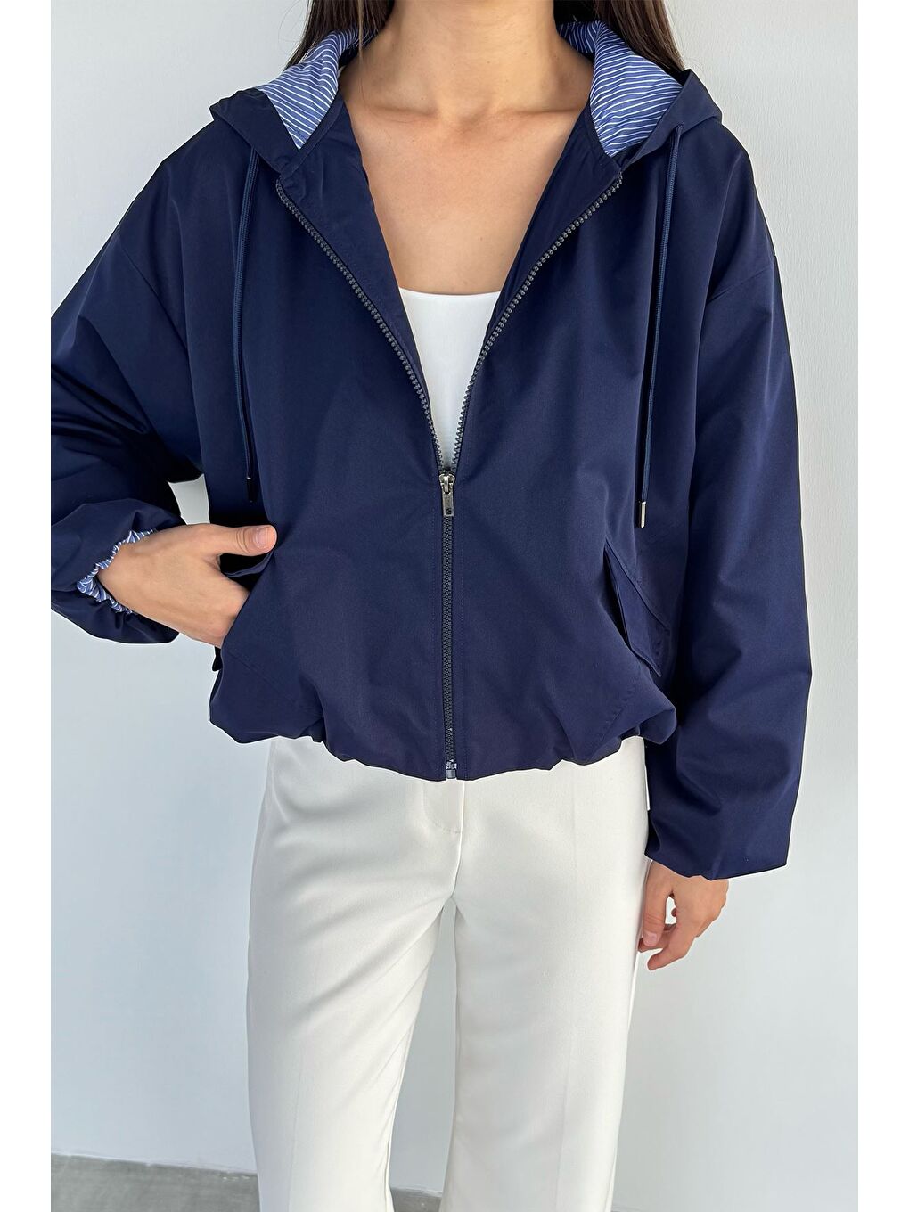 Lacivert Kadın Kapüşonlu Bel Lastikli Çift Cepli Mevsimlik Mont-1