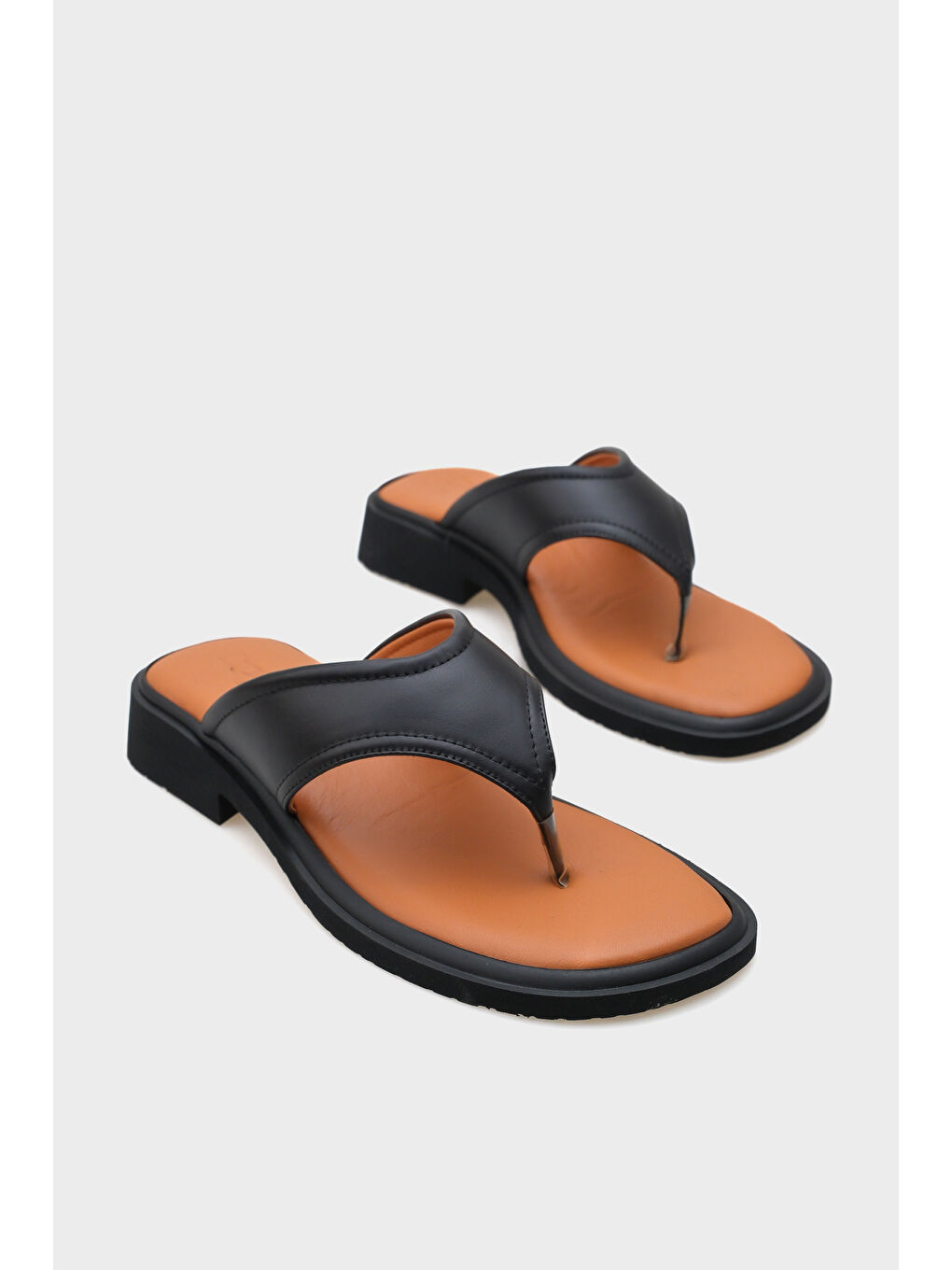 Siyah Hakiki Deri Parmak Arası Kısa Topuklu Kadın Terlik-1