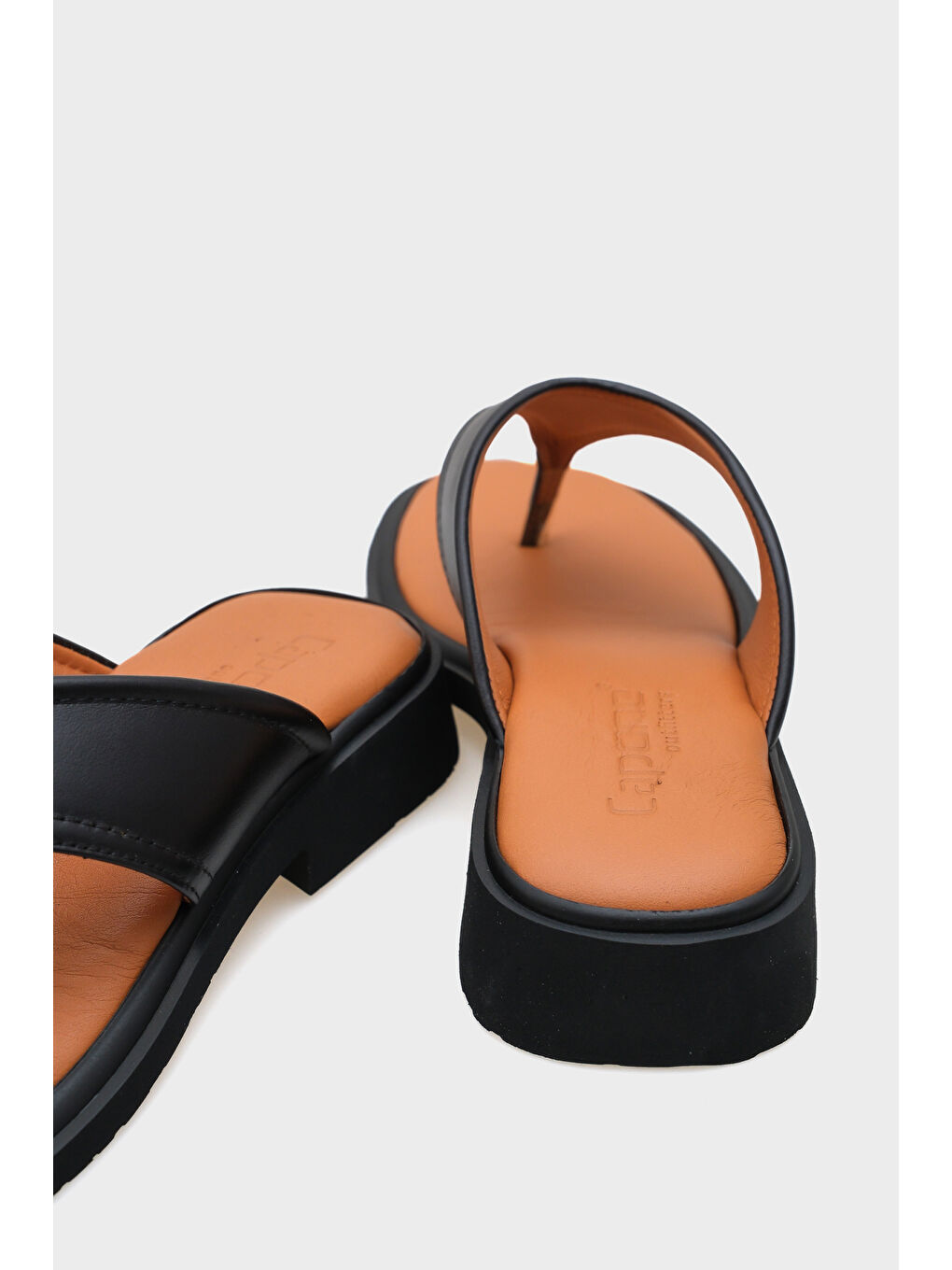 Siyah Hakiki Deri Parmak Arası Kısa Topuklu Kadın Terlik-3