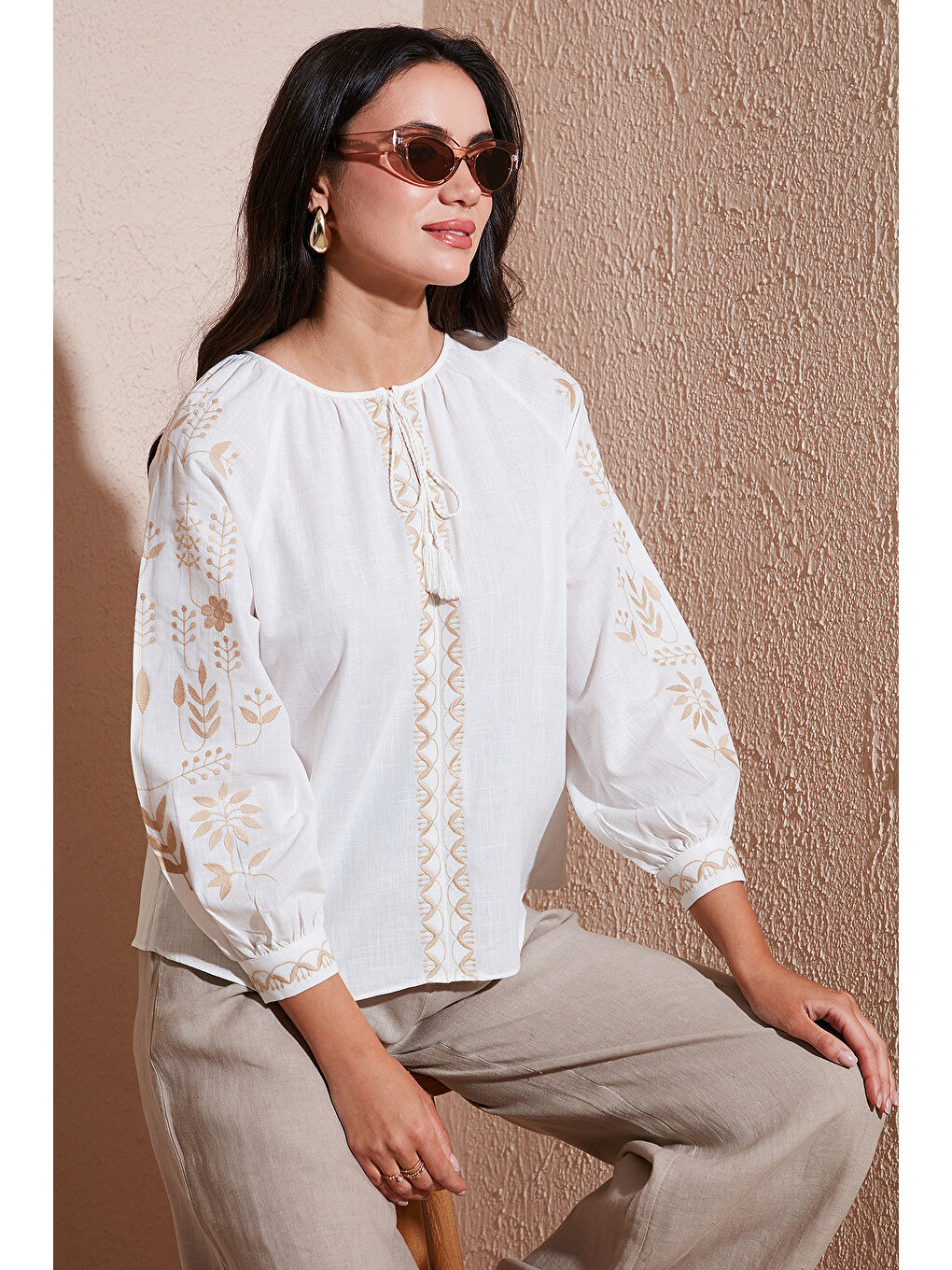 Ekru Pamuklu Regular Fit Balon Kol Nakış İşlemeli Kadın Bluz 6110936