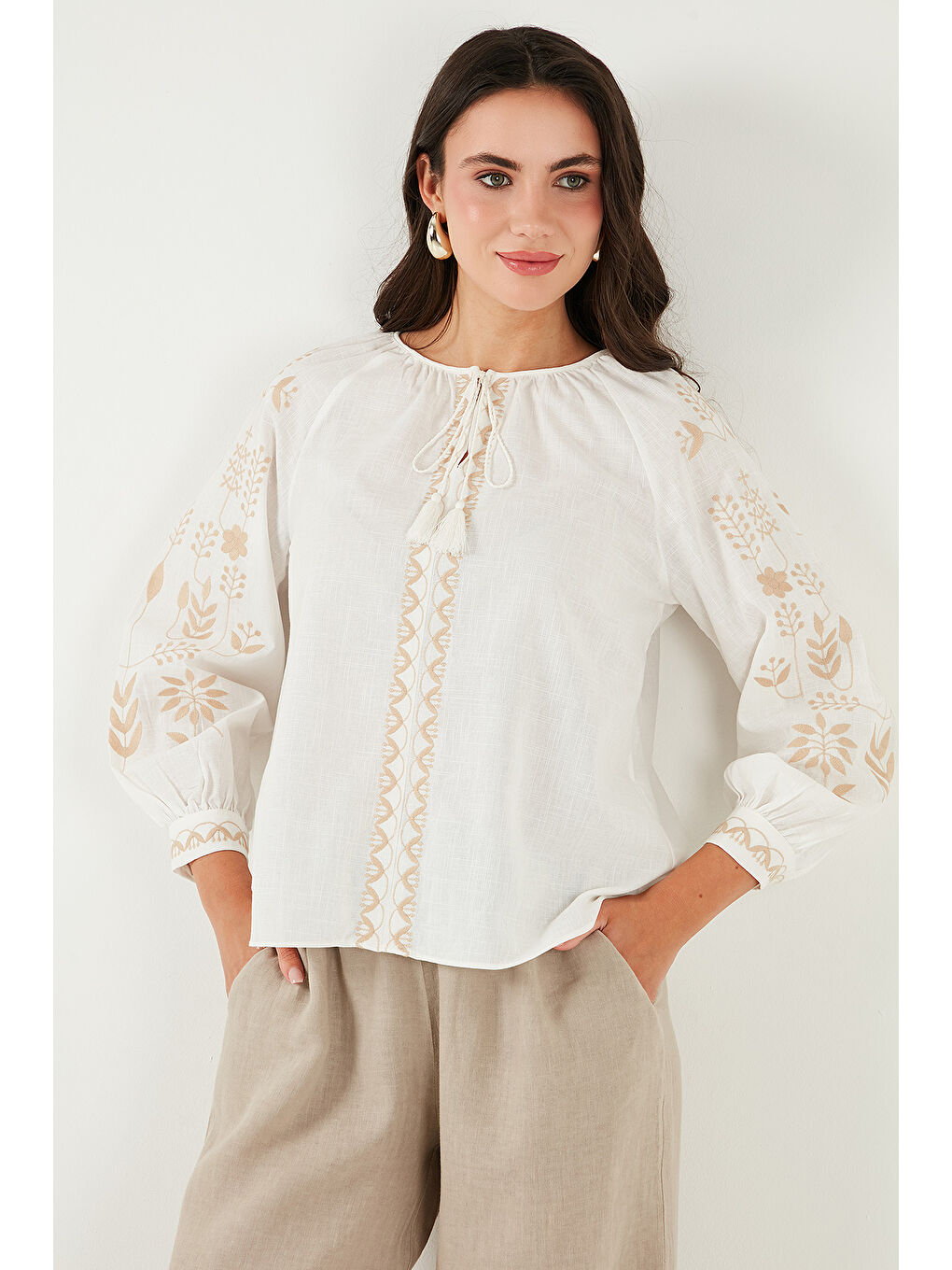 Ekru Pamuklu Regular Fit Balon Kol Nakış İşlemeli Kadın Bluz 6110936-3