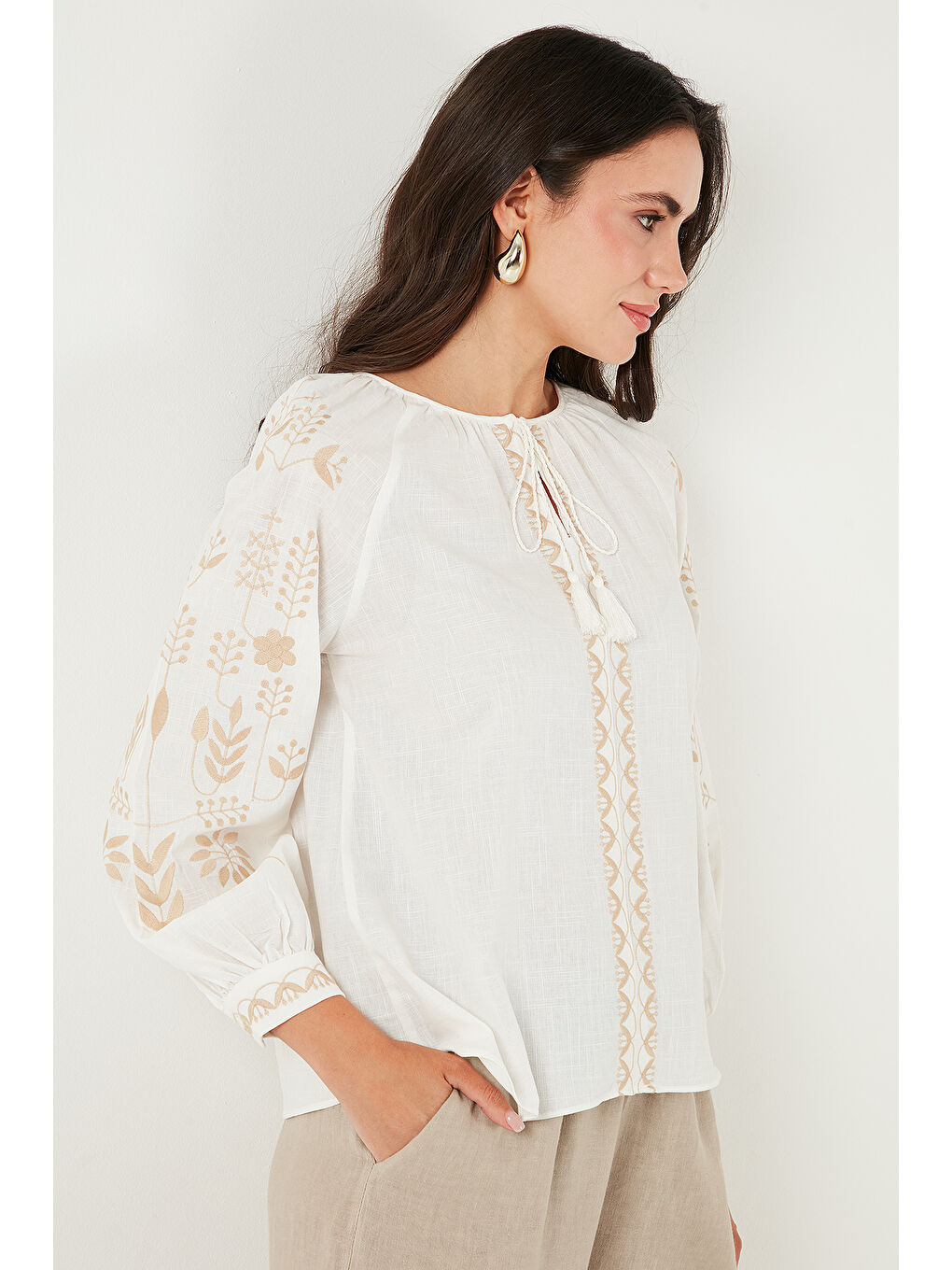 Ekru Pamuklu Regular Fit Balon Kol Nakış İşlemeli Kadın Bluz 6110936-4