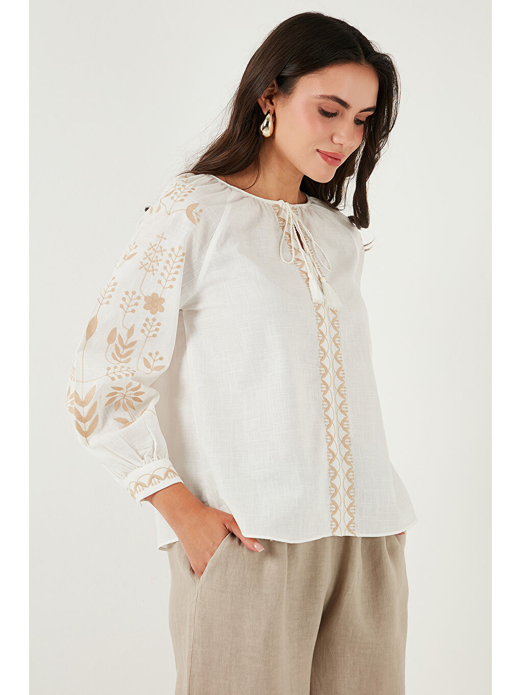 Ekru Pamuklu Regular Fit Balon Kol Nakış İşlemeli Kadın Bluz 6110936-5