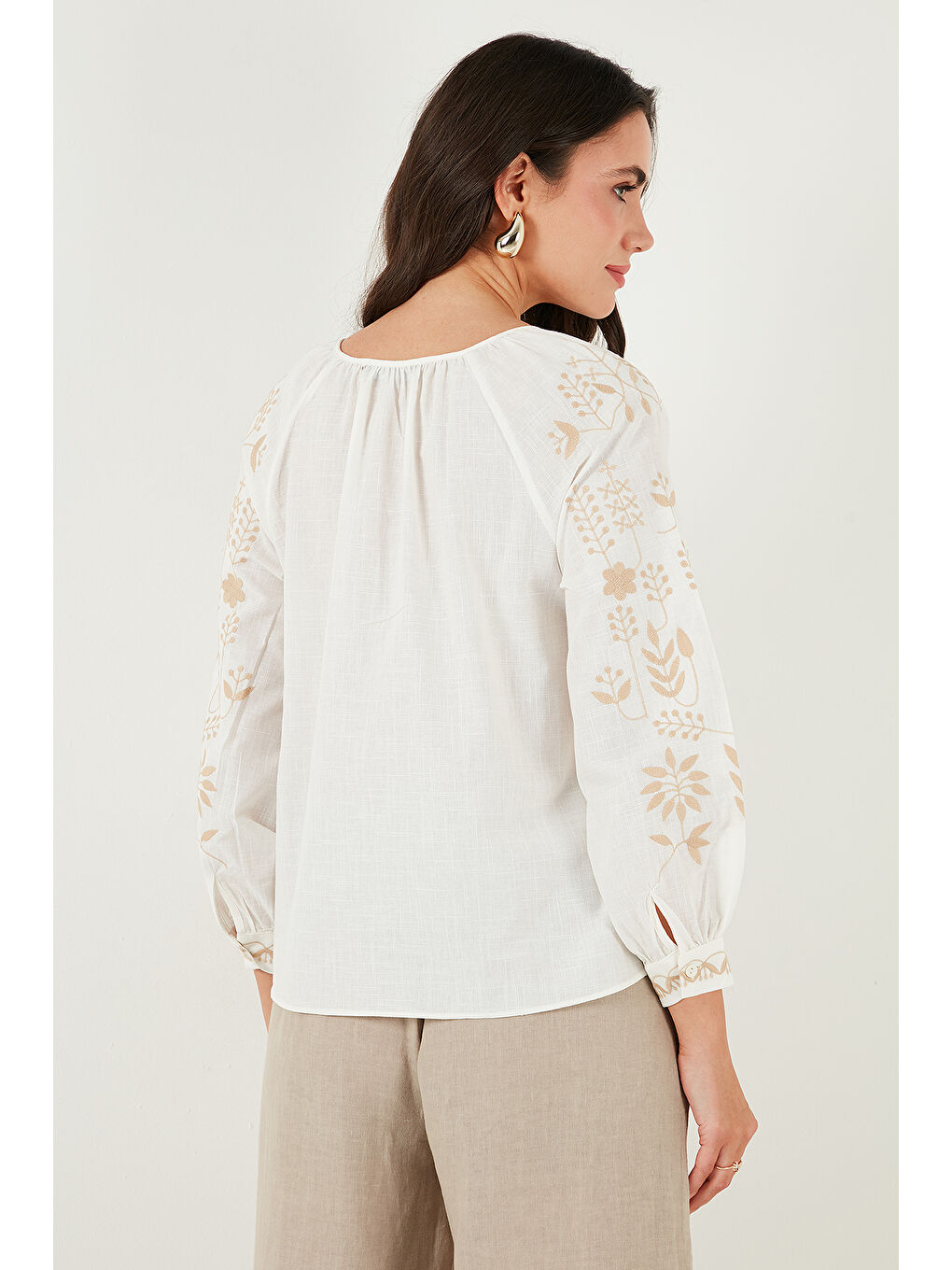 Ekru Pamuklu Regular Fit Balon Kol Nakış İşlemeli Kadın Bluz 6110936-6