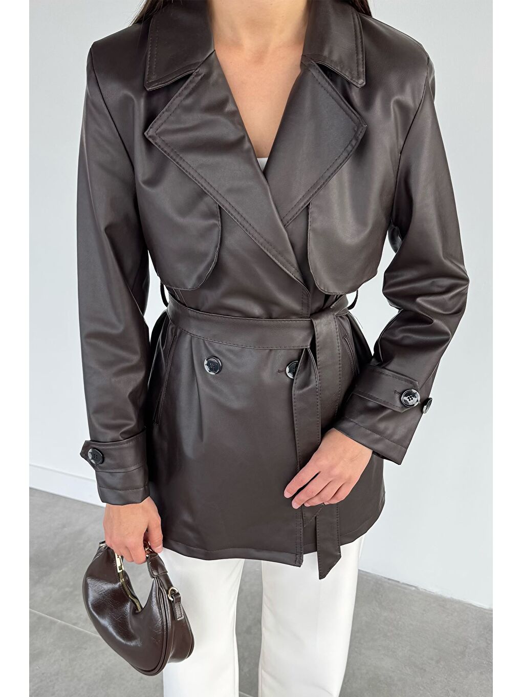 Kahverengi Kadın Çift Cepli Bel Kuşaklı Düğmeli Suni Deri Trençkot-2