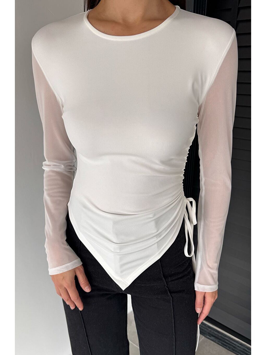 Ekru Kadın Yan Büzgü Detaylı Kollar Tüllü Elastanlı Bluz