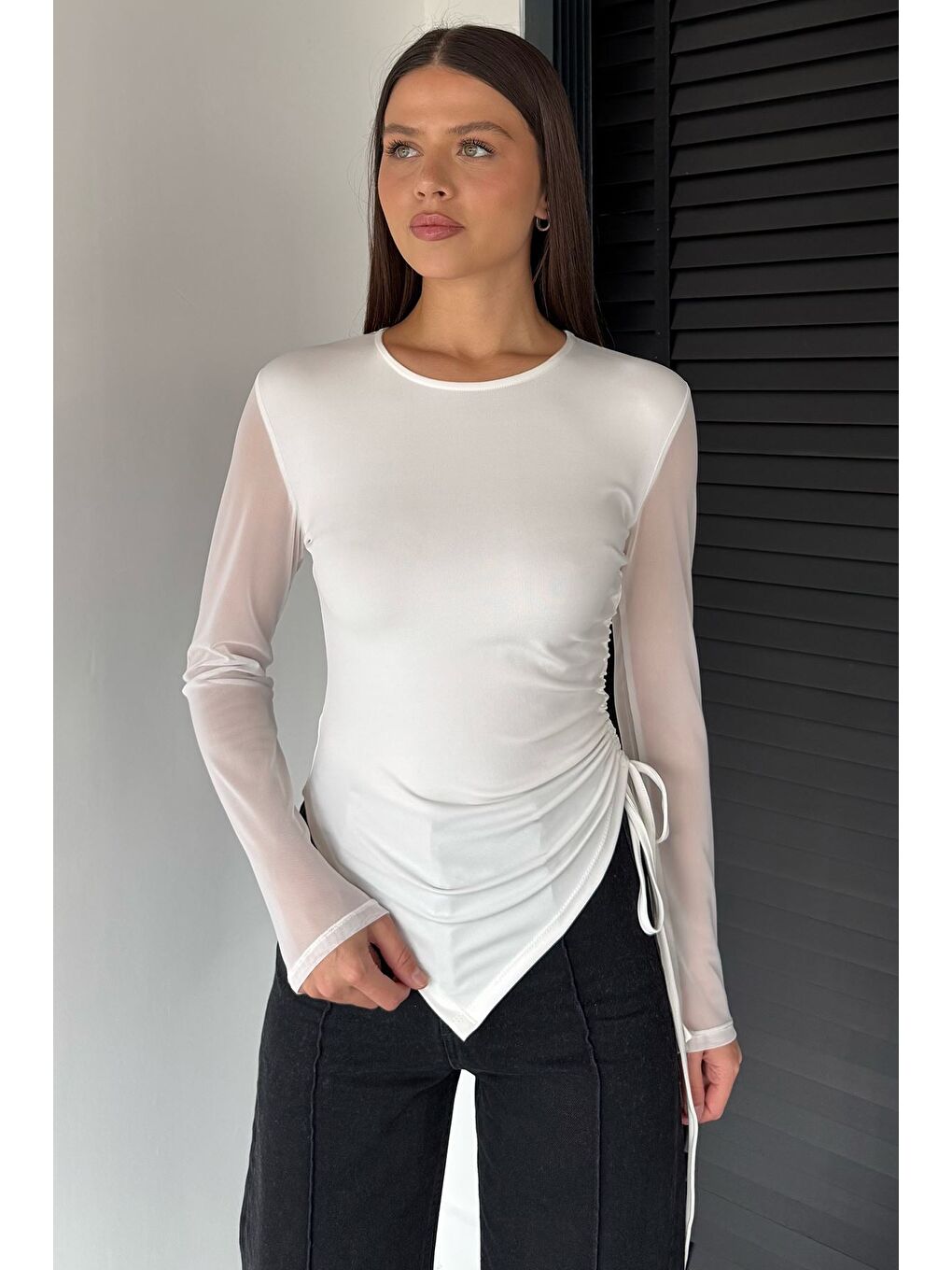 Ekru Kadın Yan Büzgü Detaylı Kollar Tüllü Elastanlı Bluz-1