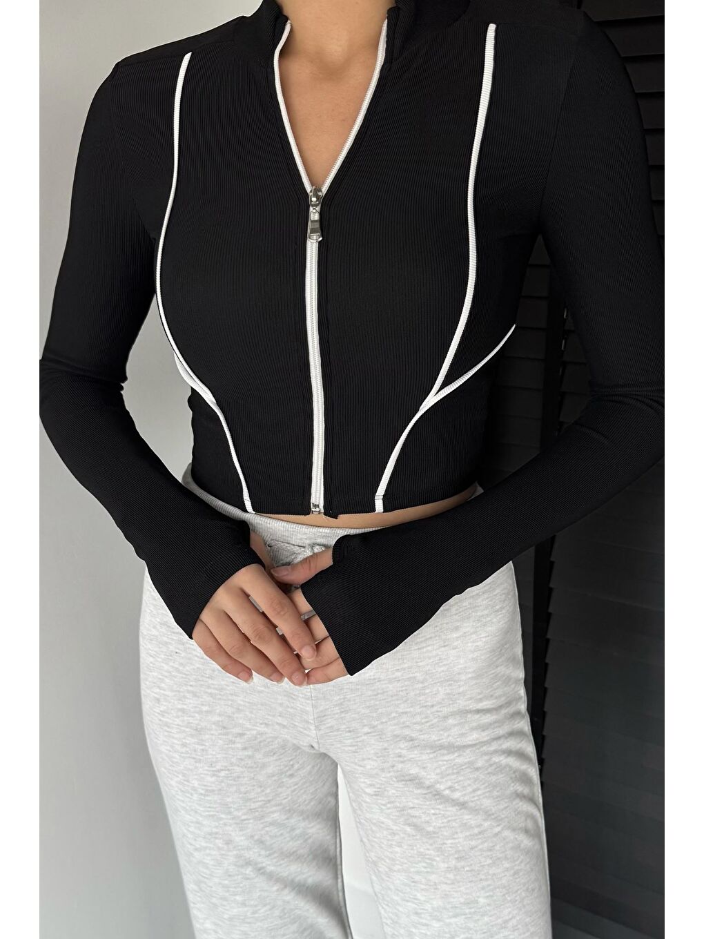 Siyah Kadın Şerit Detaylı Ön Fermuarlı Elastanlı Crop Top Bluz-2