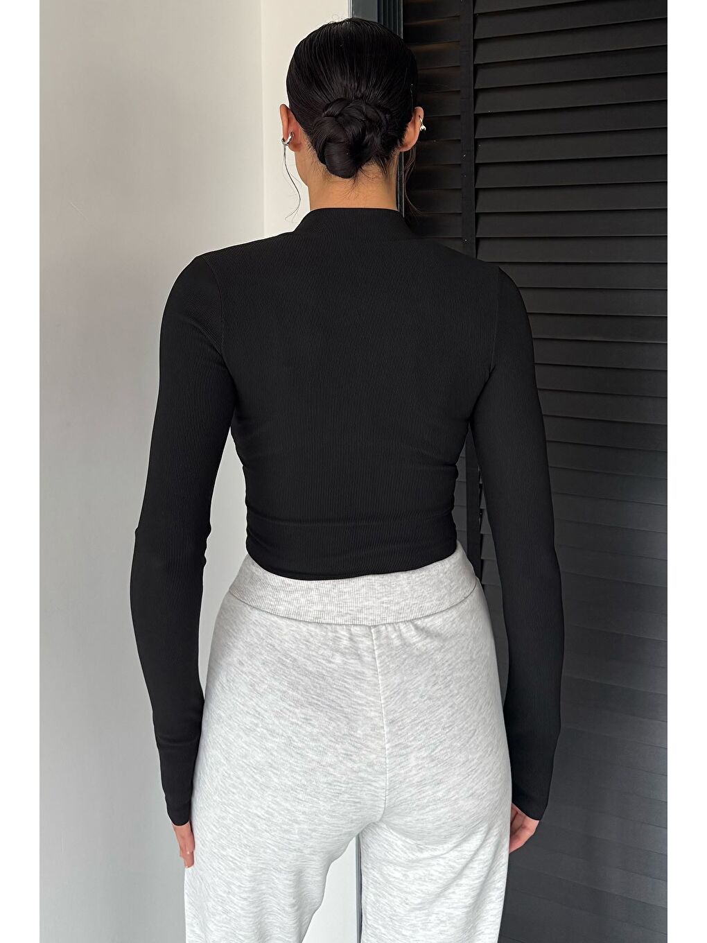 Siyah Kadın Şerit Detaylı Ön Fermuarlı Elastanlı Crop Top Bluz-3
