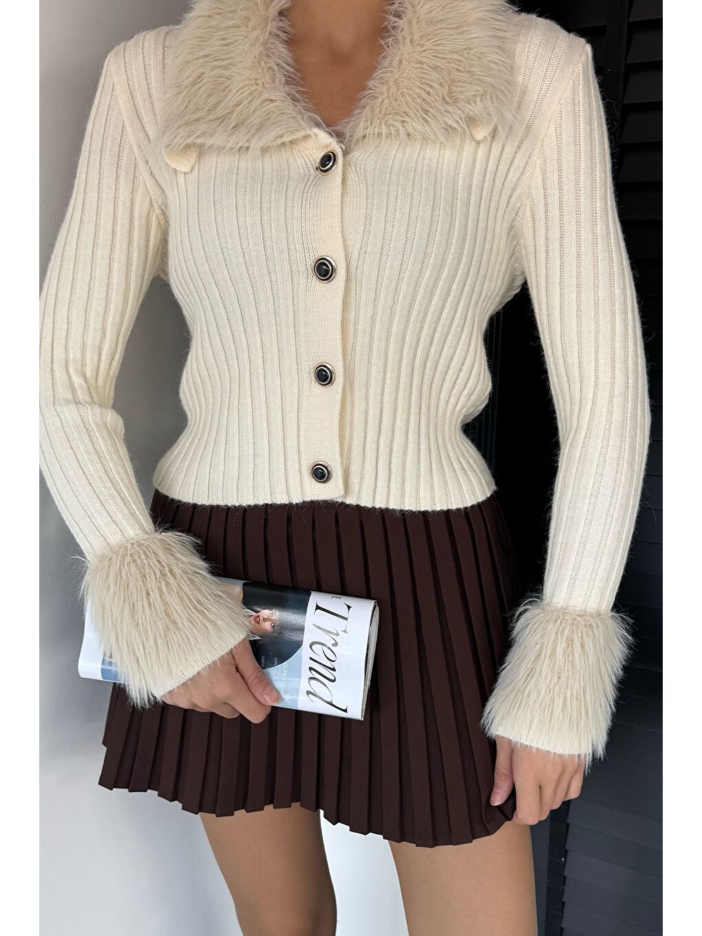 Ekru Kadın Yaka Ve Bilek Pelüşlü Triko Hırka-1