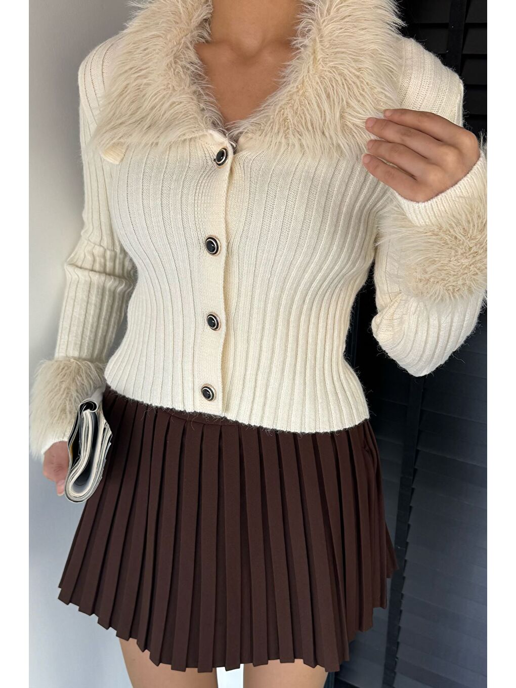 Ekru Kadın Yaka Ve Bilek Pelüşlü Triko Hırka-2