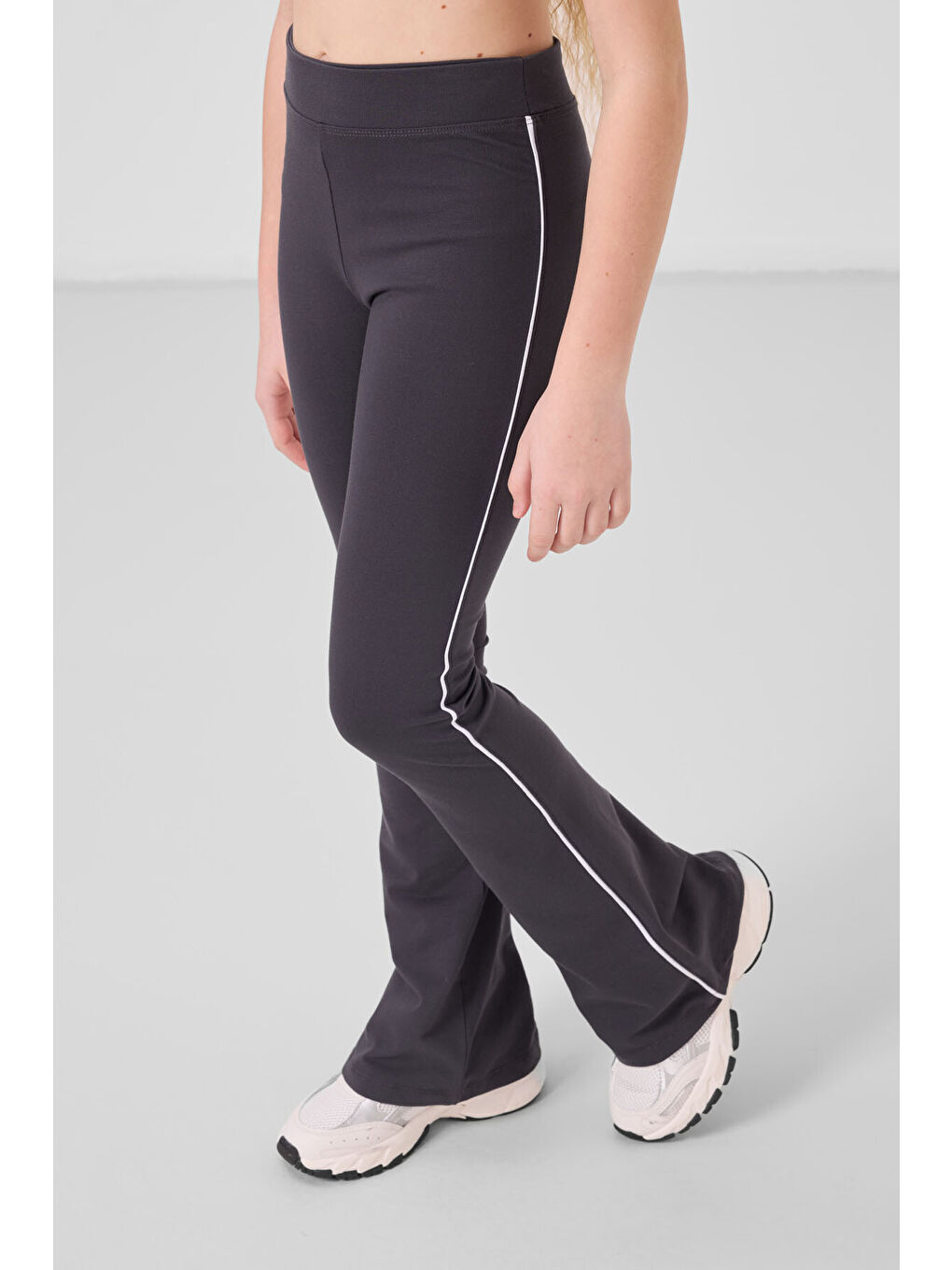 Beyaz-Antrasit Pamuklu O Yaka Standart Fit Basic İspanyol Paça Kız Çocuk Tayt Takım - 75192-1