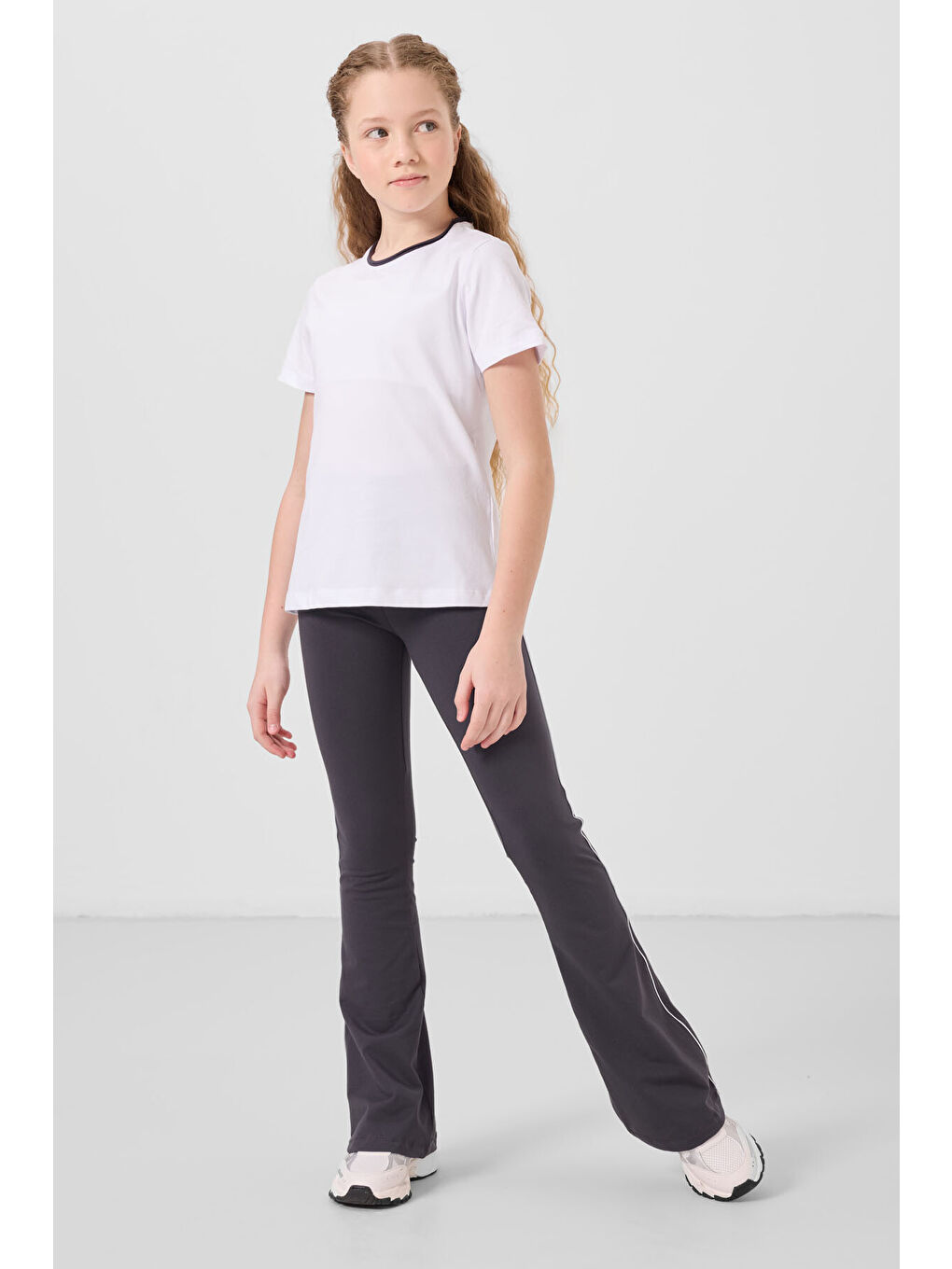 Beyaz-Antrasit Pamuklu O Yaka Standart Fit Basic İspanyol Paça Kız Çocuk Tayt Takım - 75192-2