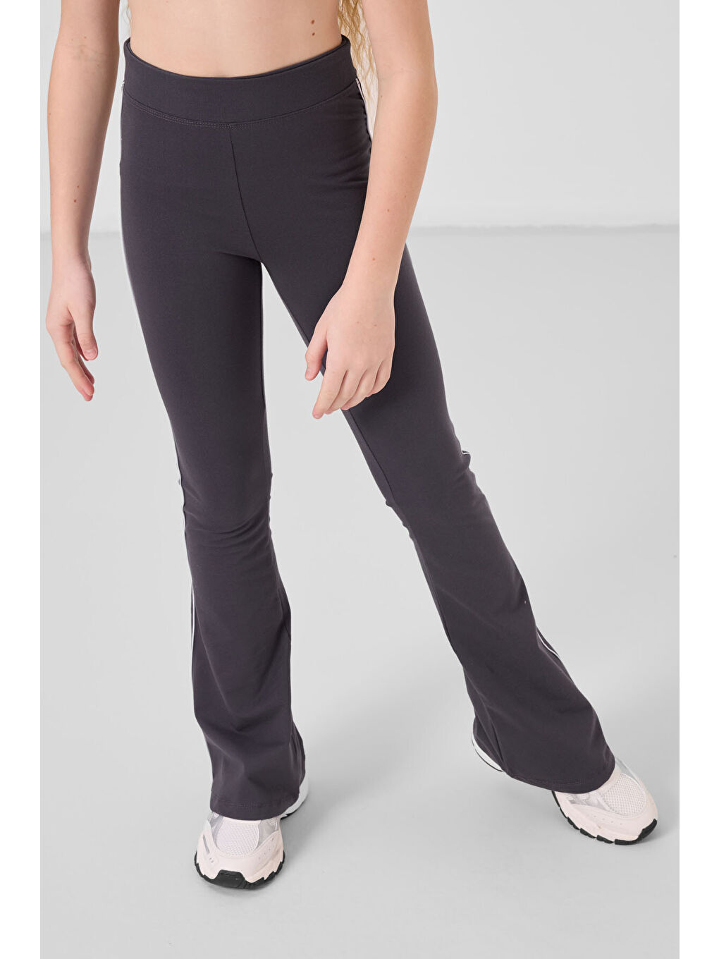 Beyaz-Antrasit Pamuklu O Yaka Standart Fit Basic İspanyol Paça Kız Çocuk Tayt Takım - 75192-3