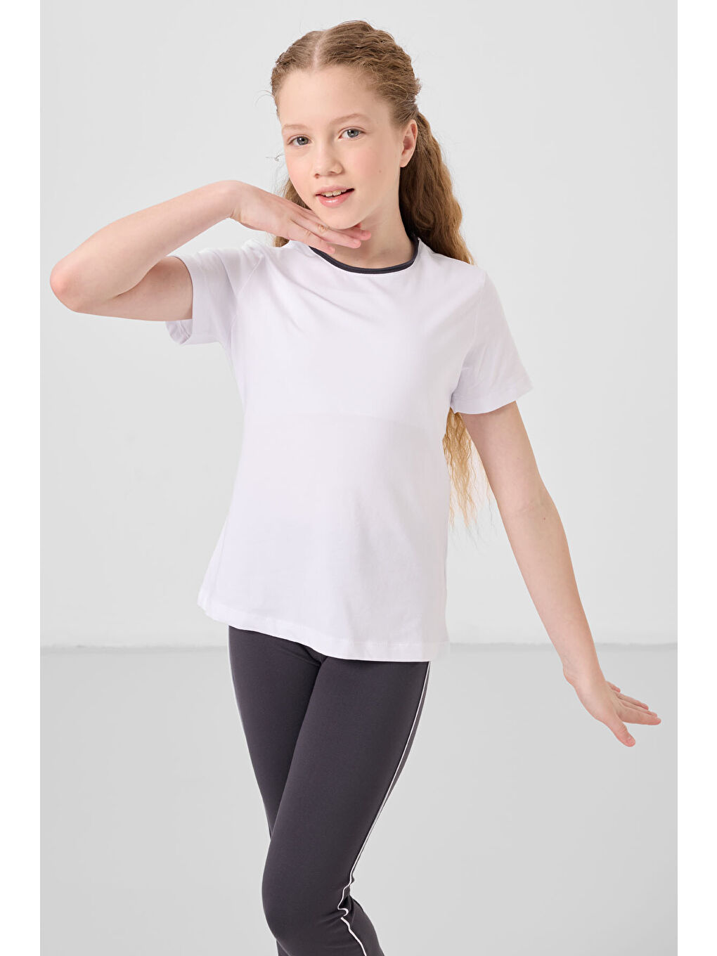 Beyaz-Antrasit Pamuklu O Yaka Standart Fit Basic İspanyol Paça Kız Çocuk Tayt Takım - 75192-4