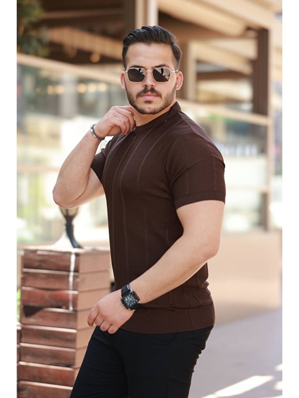 Kahverengi Erkek Desenli Çizgi Kabartmalı Kısa Kollu Tişört-1