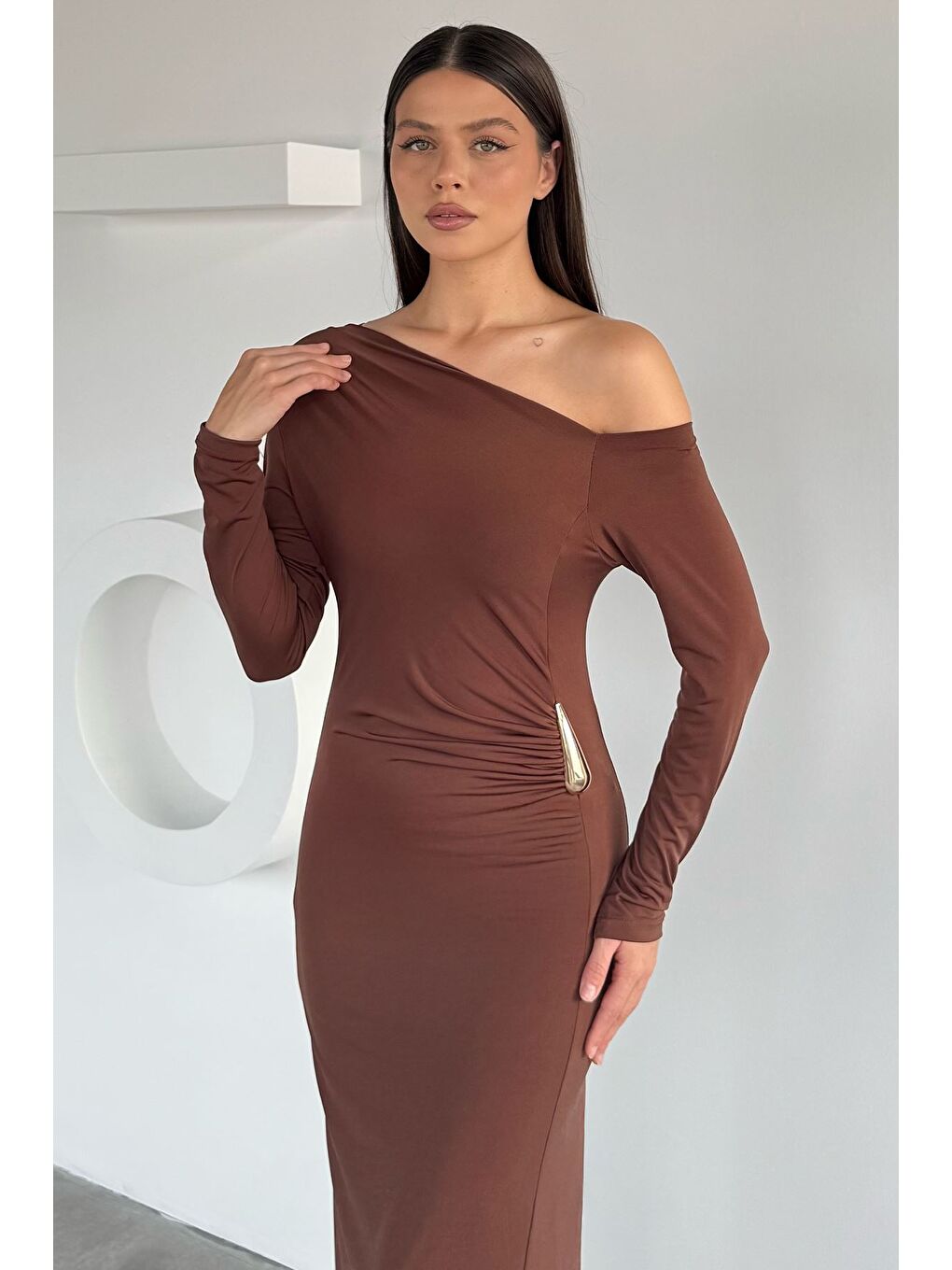 Kahverengi Kadın Omuz Dekolteli Gold Tokalı Drapeli Elastanlı Elbise