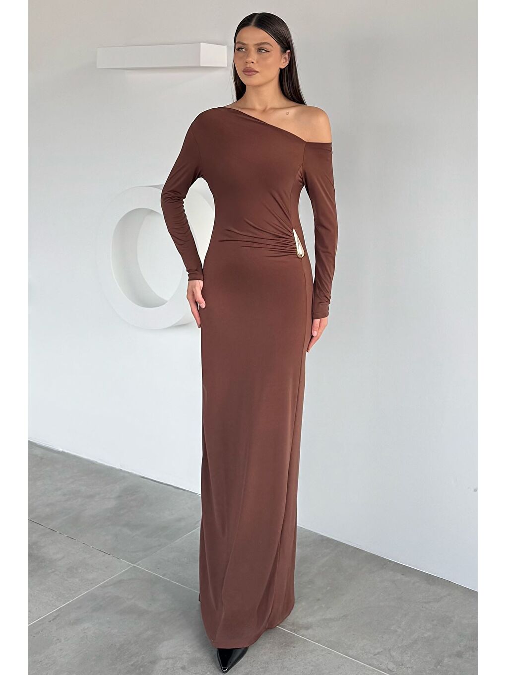 Kahverengi Kadın Omuz Dekolteli Gold Tokalı Drapeli Elastanlı Elbise-1