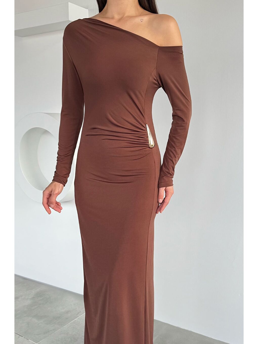 Kahverengi Kadın Omuz Dekolteli Gold Tokalı Drapeli Elastanlı Elbise-2