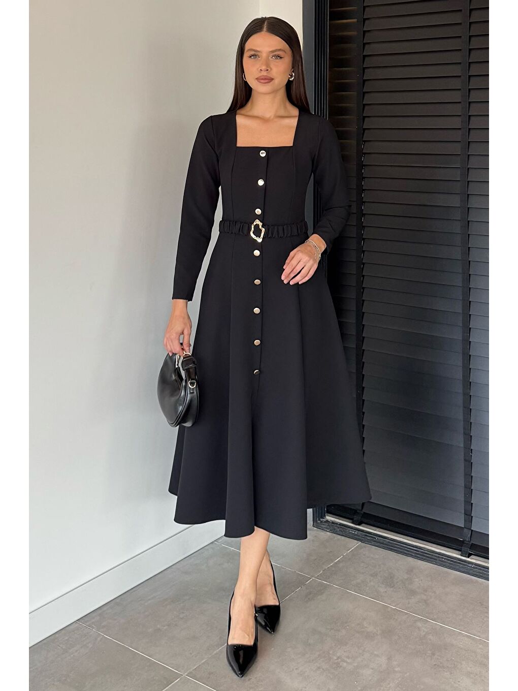 Siyah Kadın Kare Yaka Gold Tokalı Bel Kuşak Detaylı Elbise