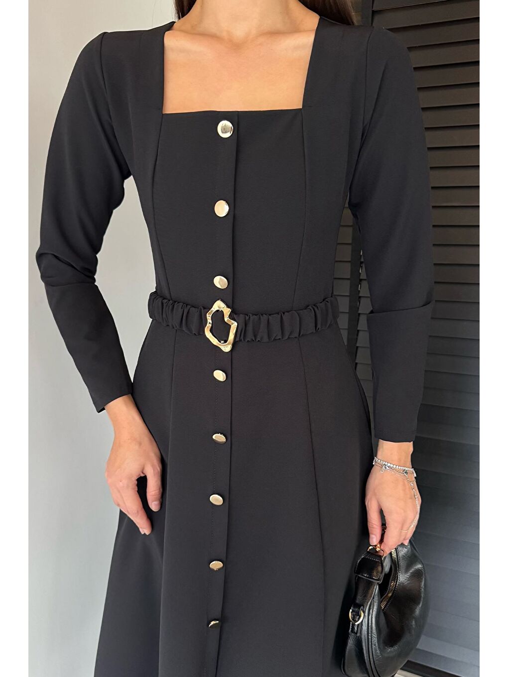 Siyah Kadın Kare Yaka Gold Tokalı Bel Kuşak Detaylı Elbise-1