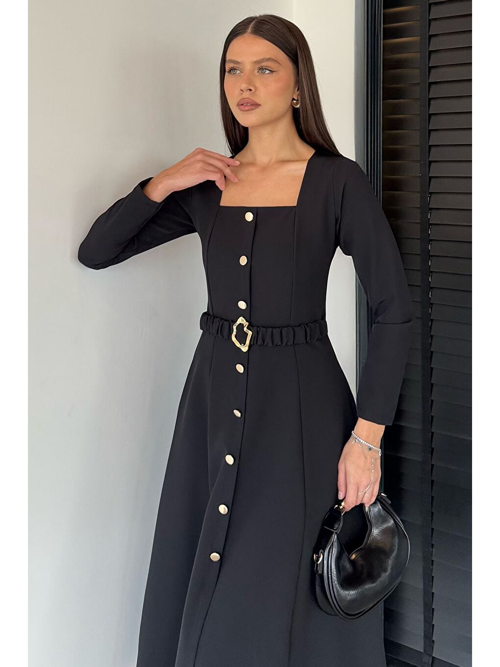 Siyah Kadın Kare Yaka Gold Tokalı Bel Kuşak Detaylı Elbise-2