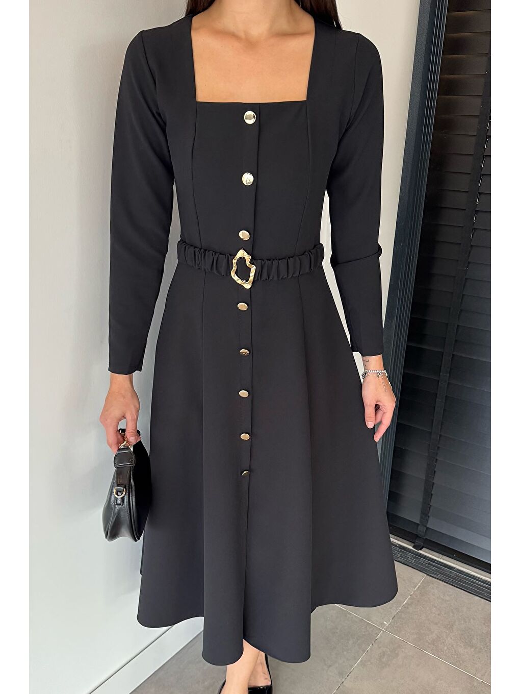 Siyah Kadın Kare Yaka Gold Tokalı Bel Kuşak Detaylı Elbise-3