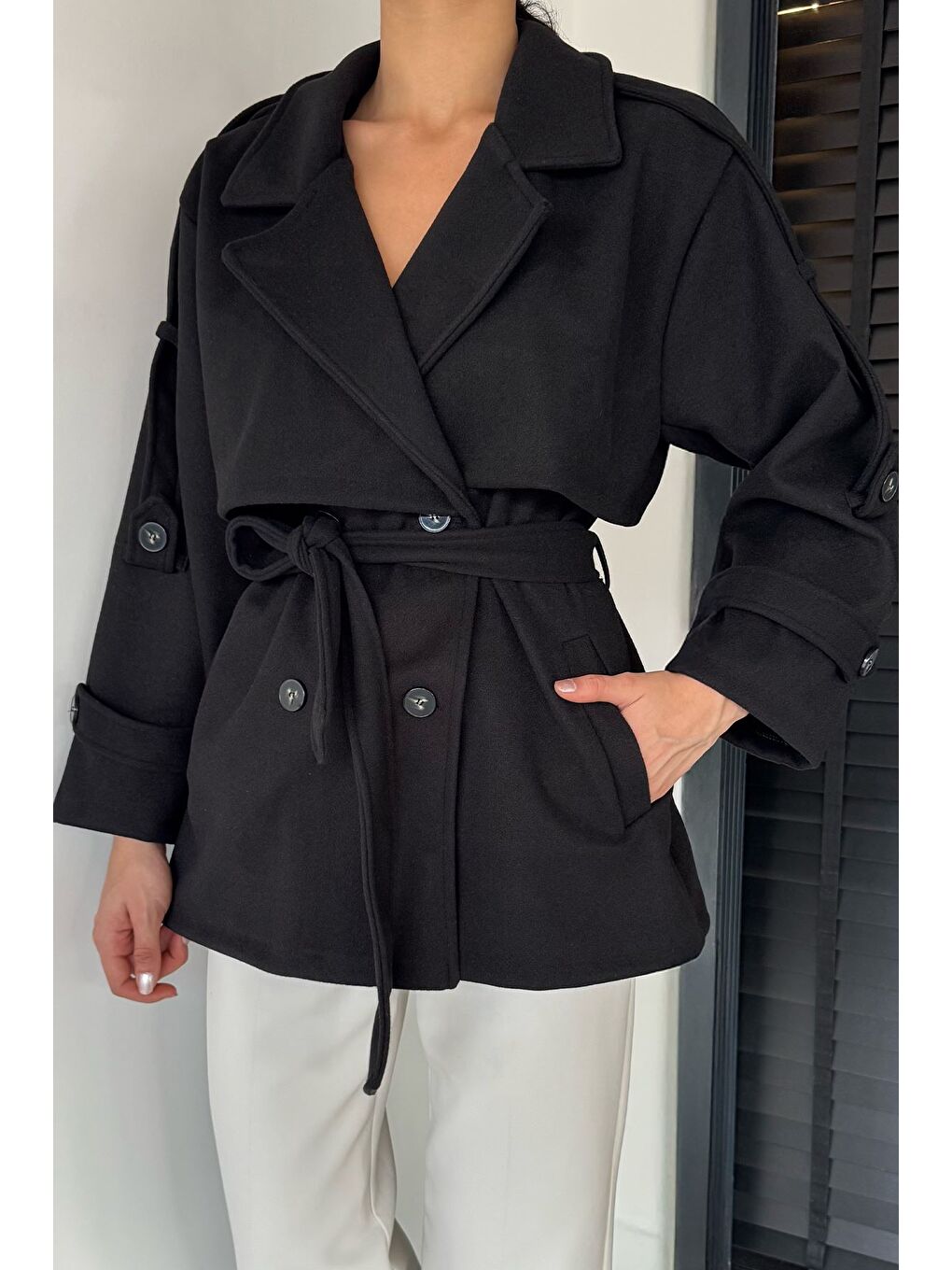 Siyah Kadın Bel Kuşaklı Çift Cepli Kruvaze Yaka Kaşe Kaban-1