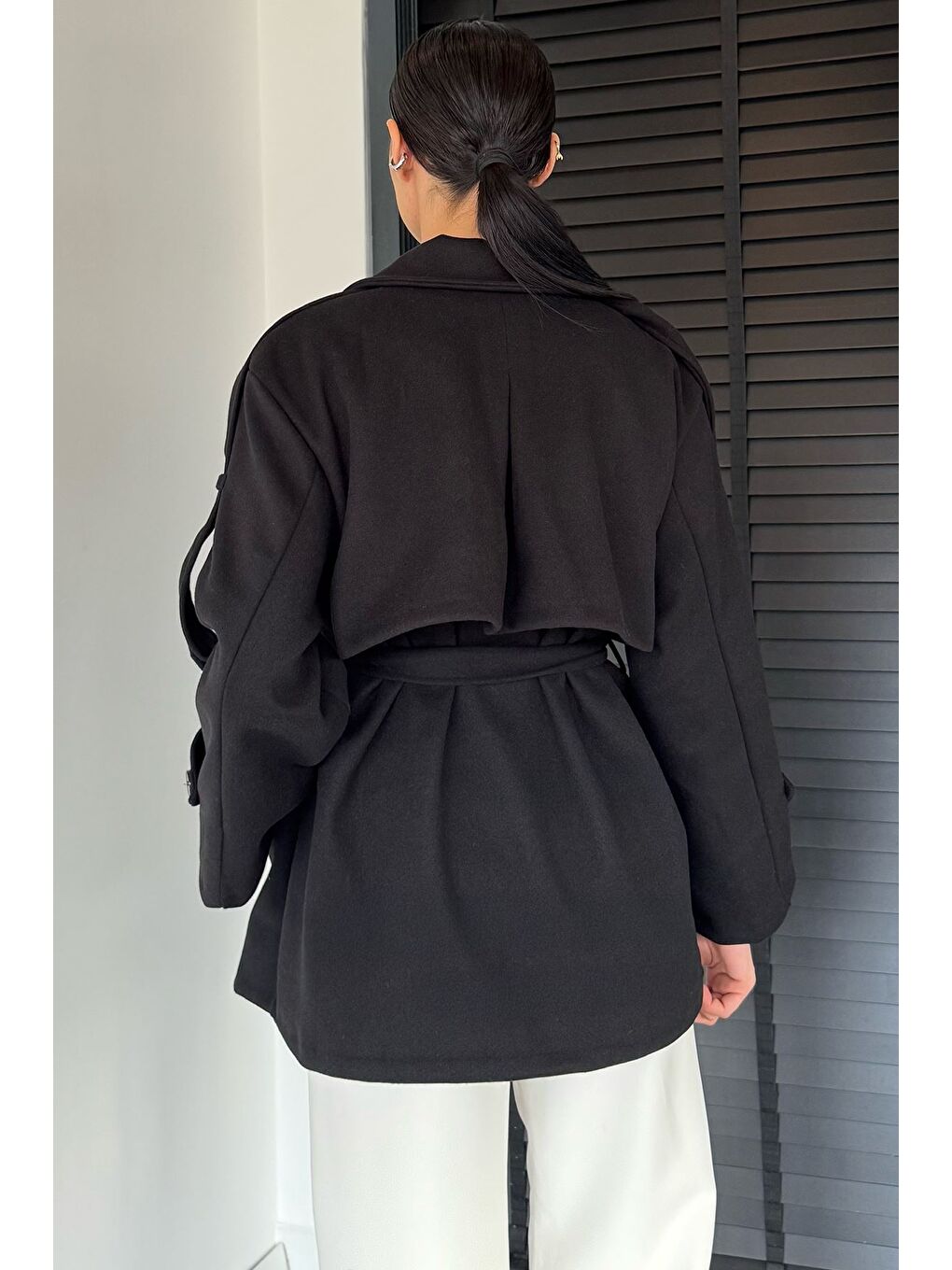 Siyah Kadın Bel Kuşaklı Çift Cepli Kruvaze Yaka Kaşe Kaban-3