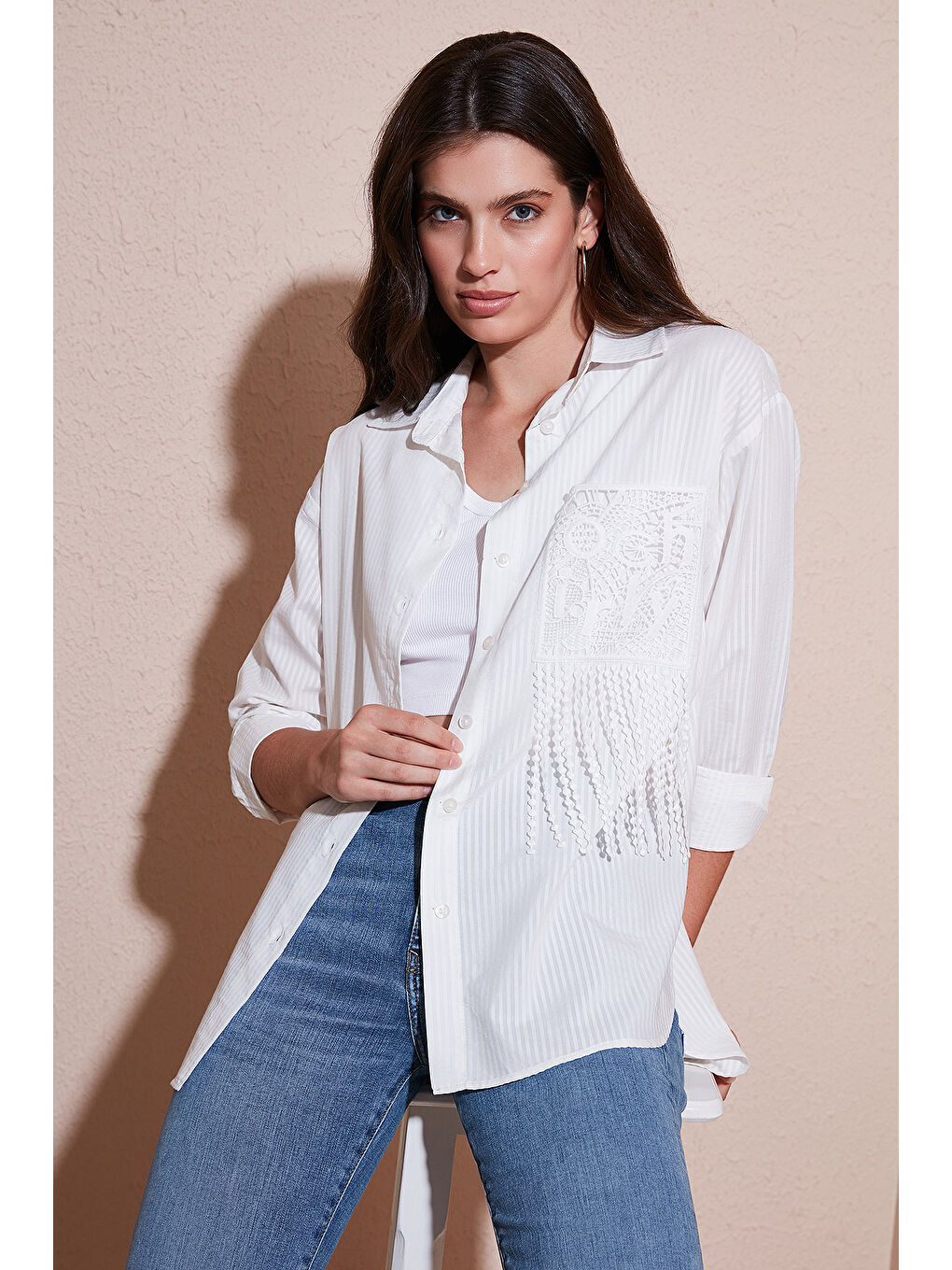 Beyaz Regular Fit Güpürlü Cep Detaylı Uzun Kollu Kadın Gömlek 6773215