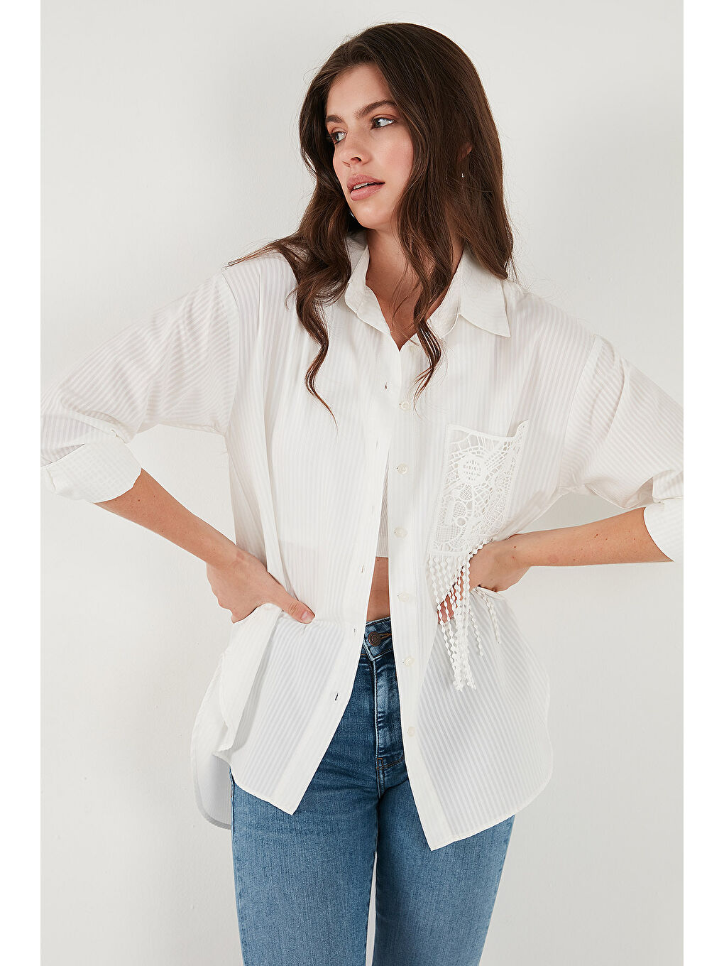 Beyaz Regular Fit Güpürlü Cep Detaylı Uzun Kollu Kadın Gömlek 6773215-1