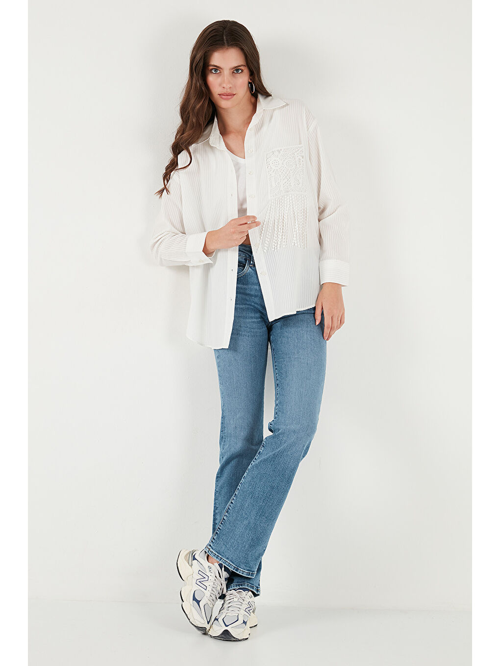 Beyaz Regular Fit Güpürlü Cep Detaylı Uzun Kollu Kadın Gömlek 6773215-2