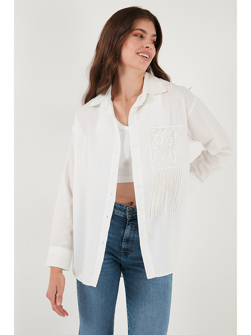 Beyaz Regular Fit Güpürlü Cep Detaylı Uzun Kollu Kadın Gömlek 6773215-3