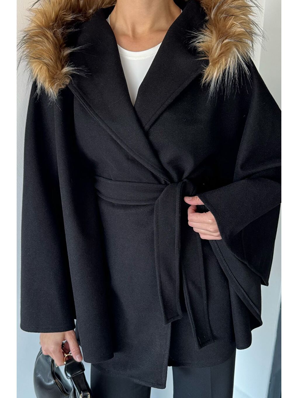 Siyah Kadın Kapüşonu Kürklü Bel Bağlamalı Panço-1