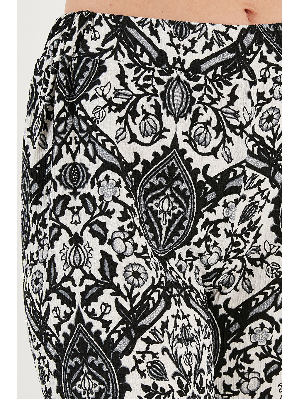 Siyah Desenli Beli Lastikli Bol Paça Kadın Pantolon 5869018-4