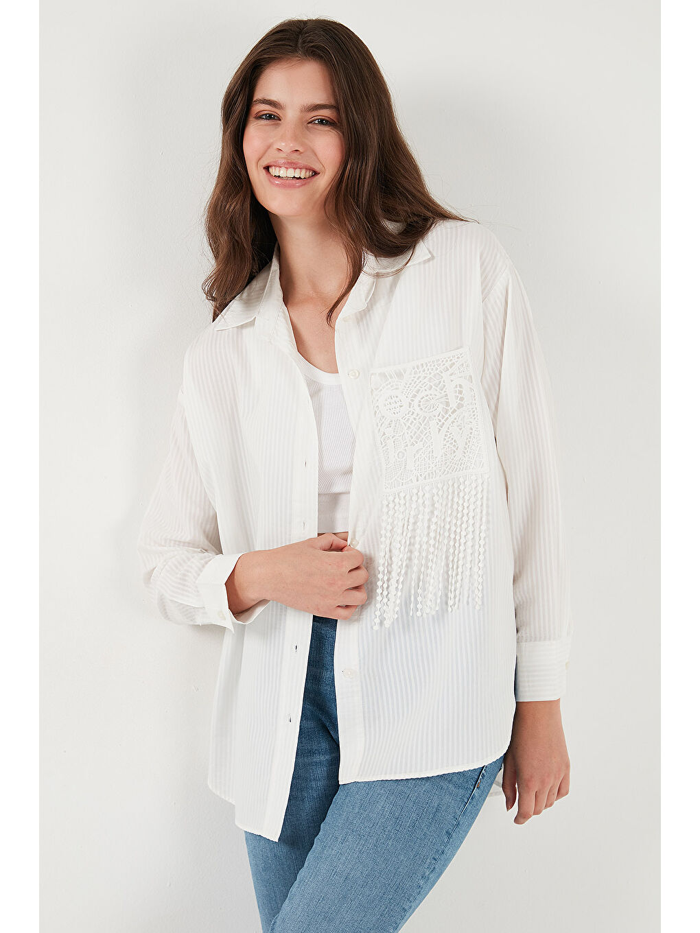 Beyaz Regular Fit Güpürlü Cep Detaylı Uzun Kollu Kadın Gömlek 6773215-4