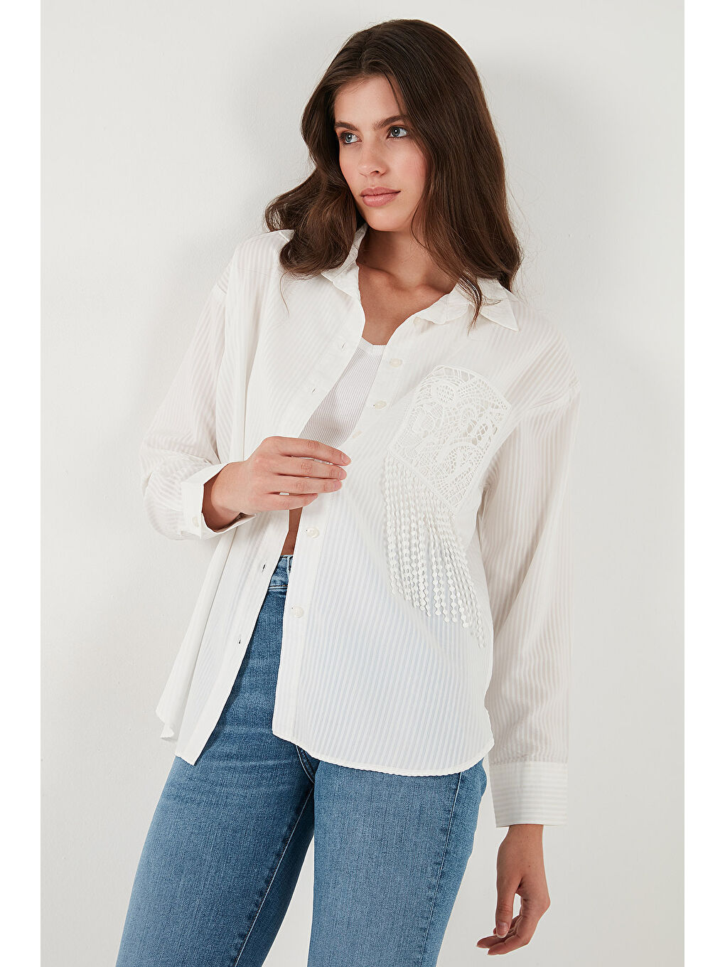 Beyaz Regular Fit Güpürlü Cep Detaylı Uzun Kollu Kadın Gömlek 6773215-5